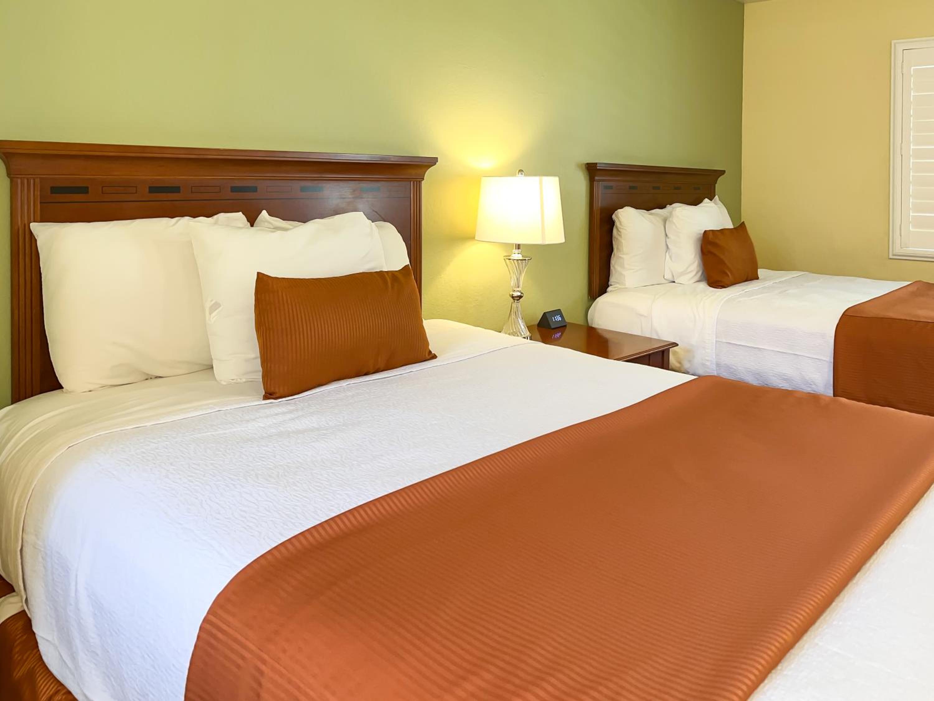 Two Queen Beds - Non-Smoking - Photo 4