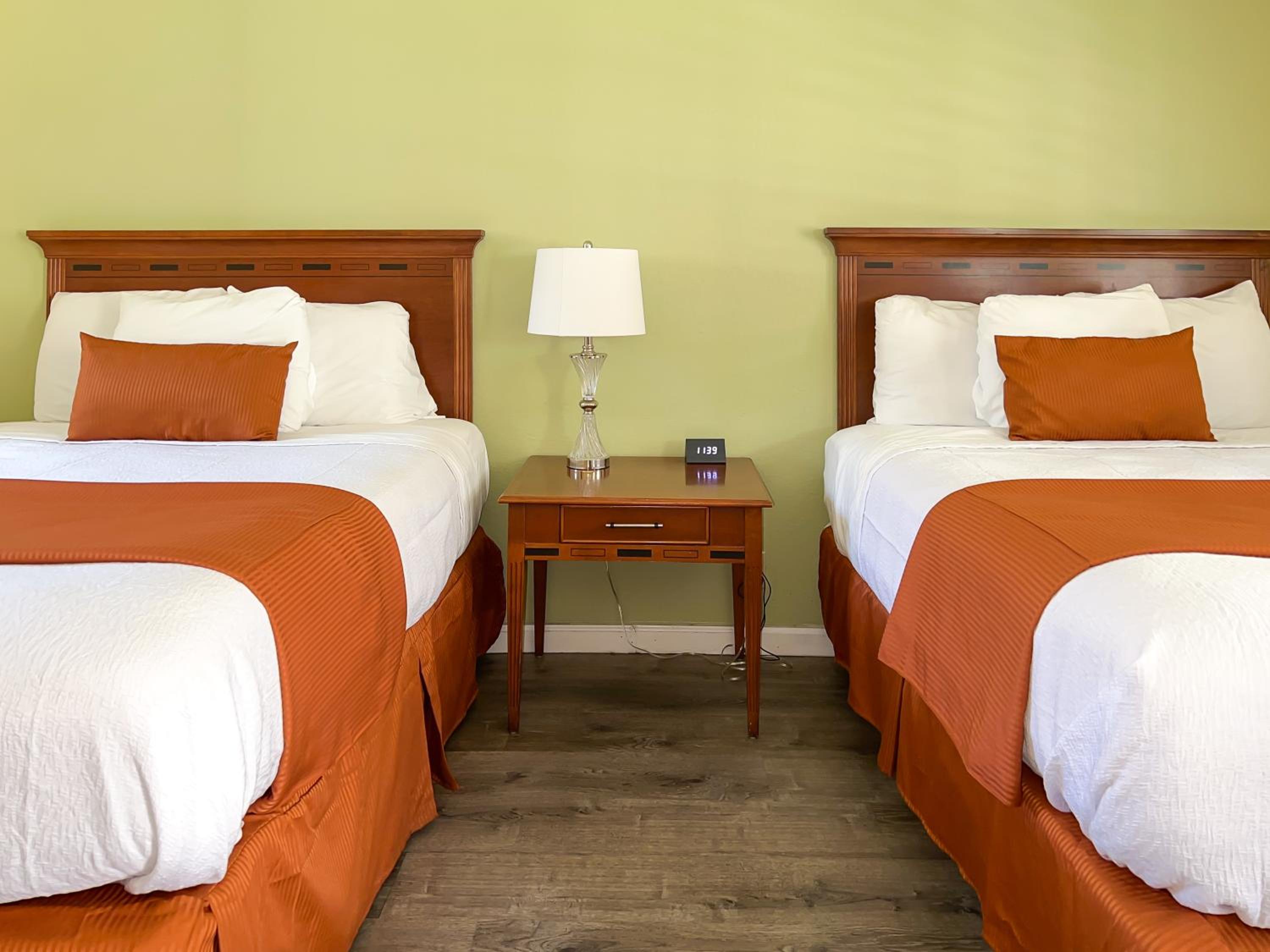 Two Queen Beds - Non-Smoking - Photo 5