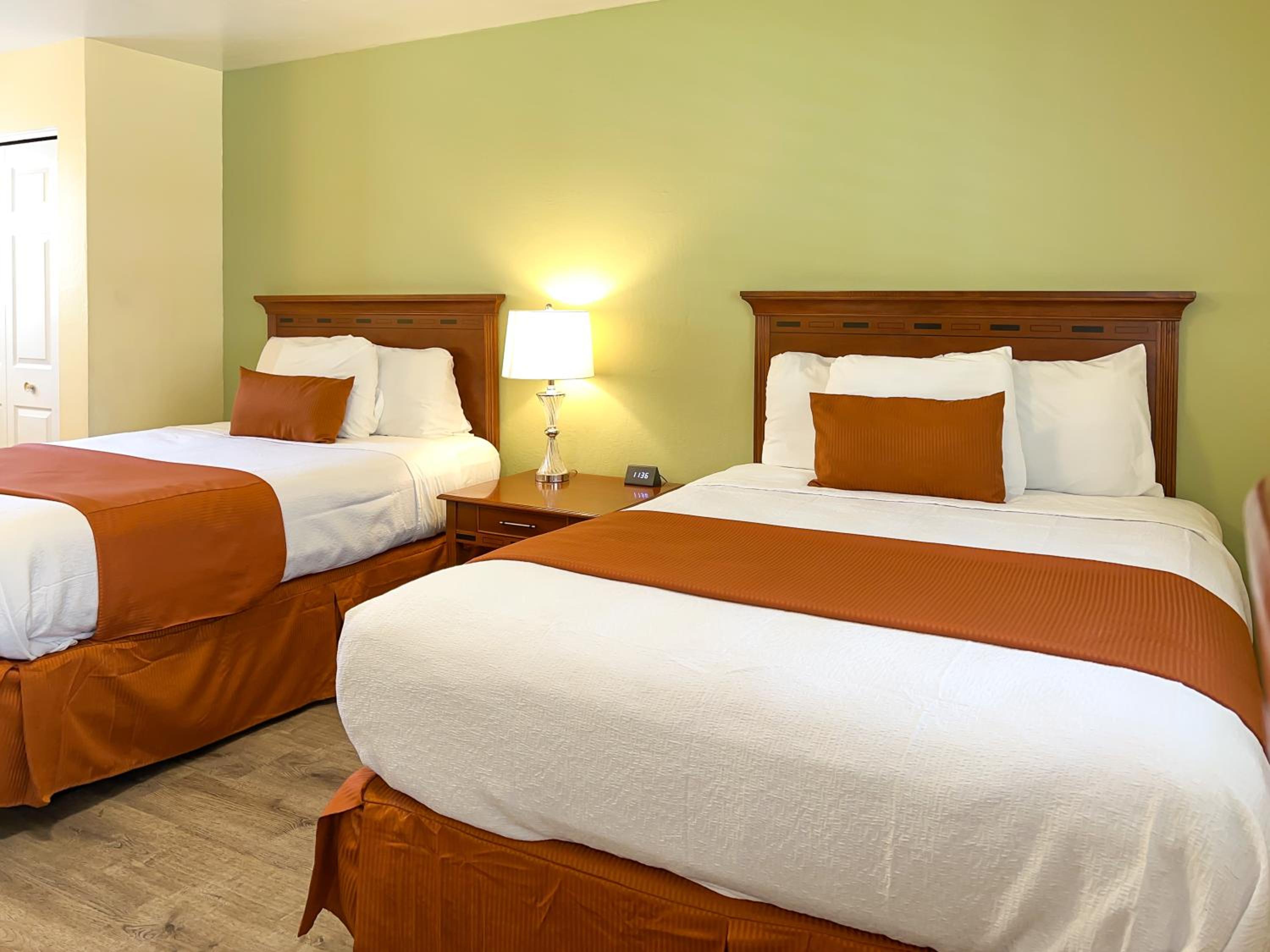Two Queen Beds - Non-Smoking - Photo 6