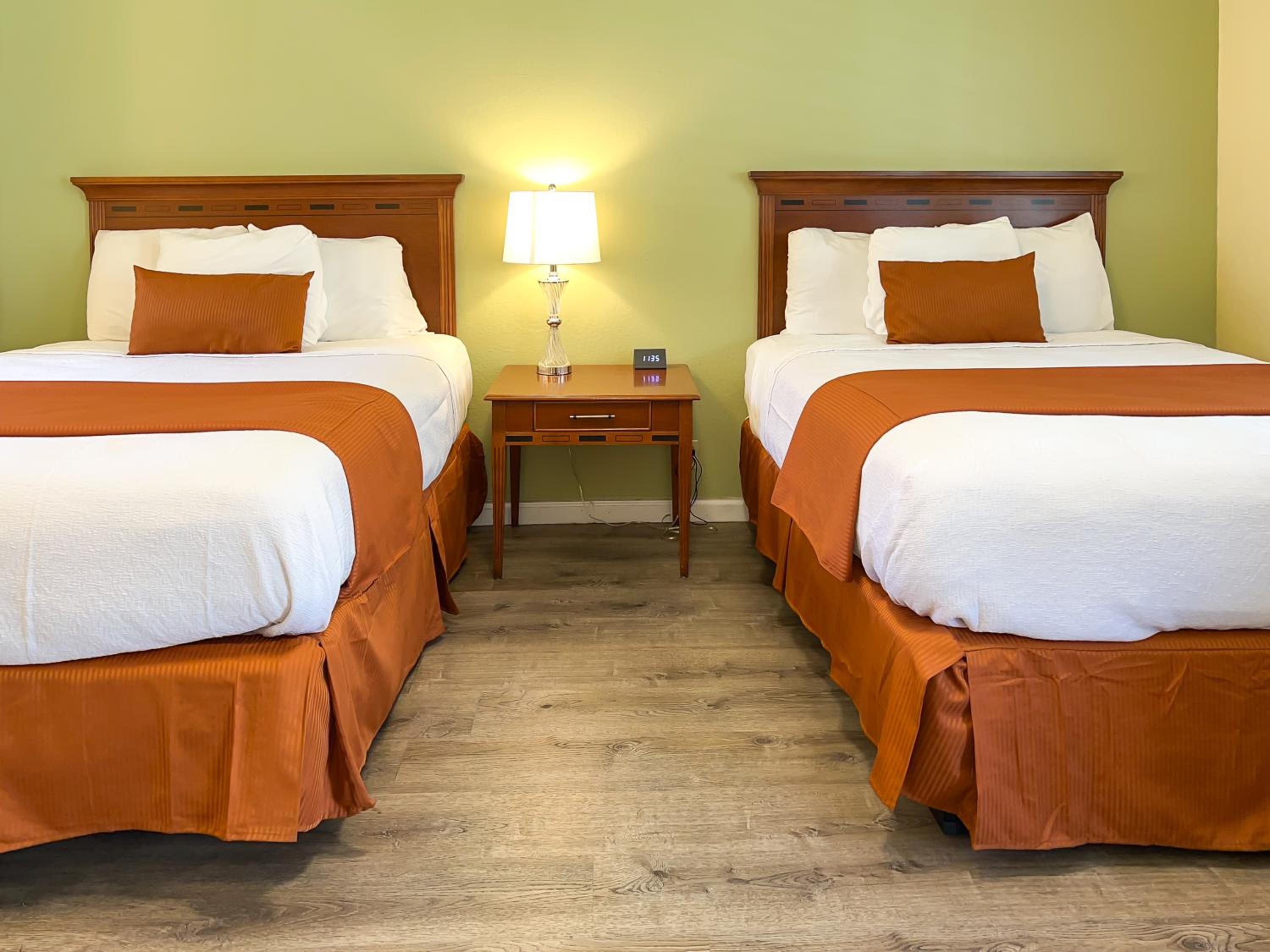 Two Queen Beds - Non-Smoking - Photo 7