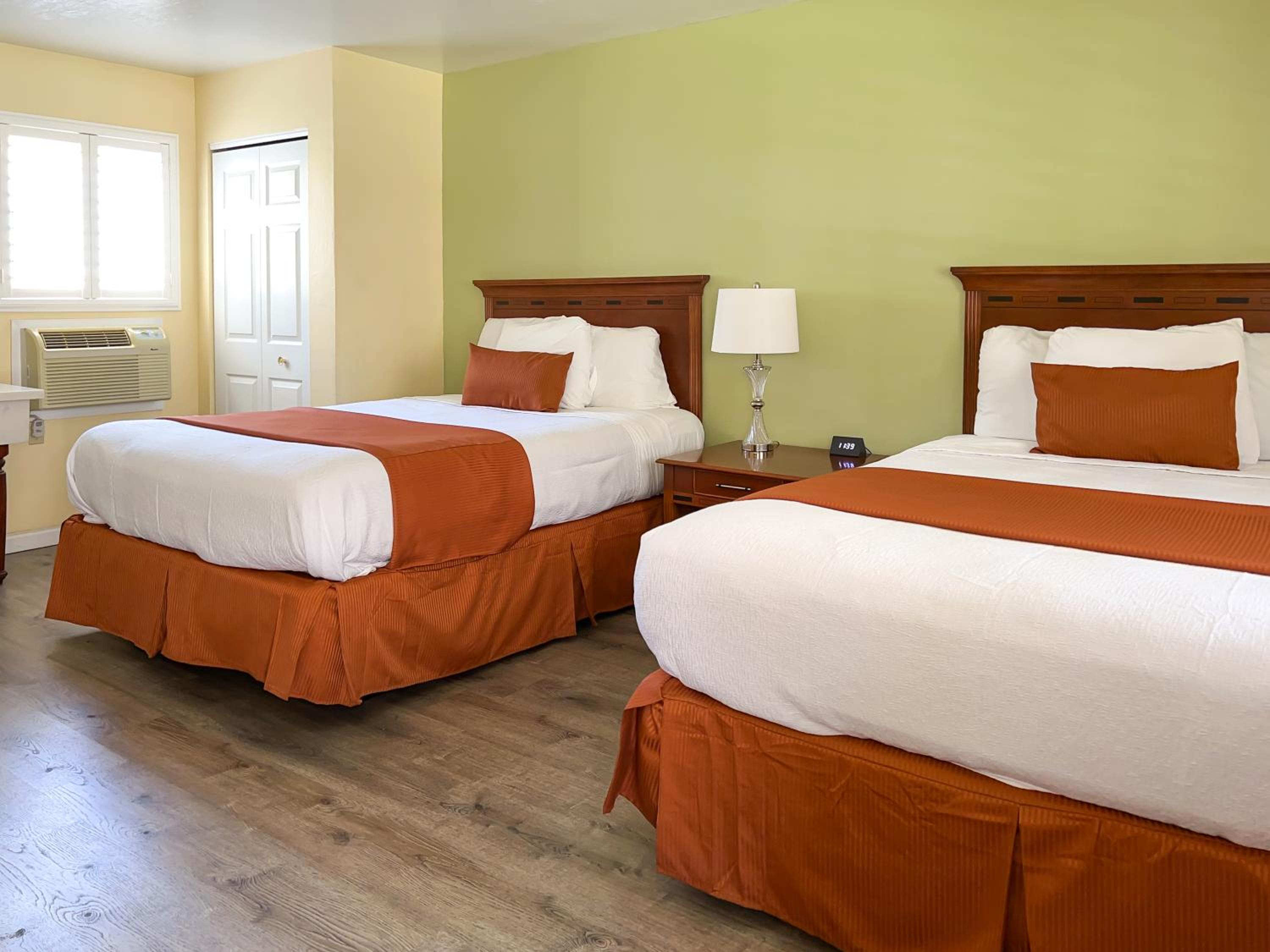 Two Queen Beds - Non-Smoking - Photo 8