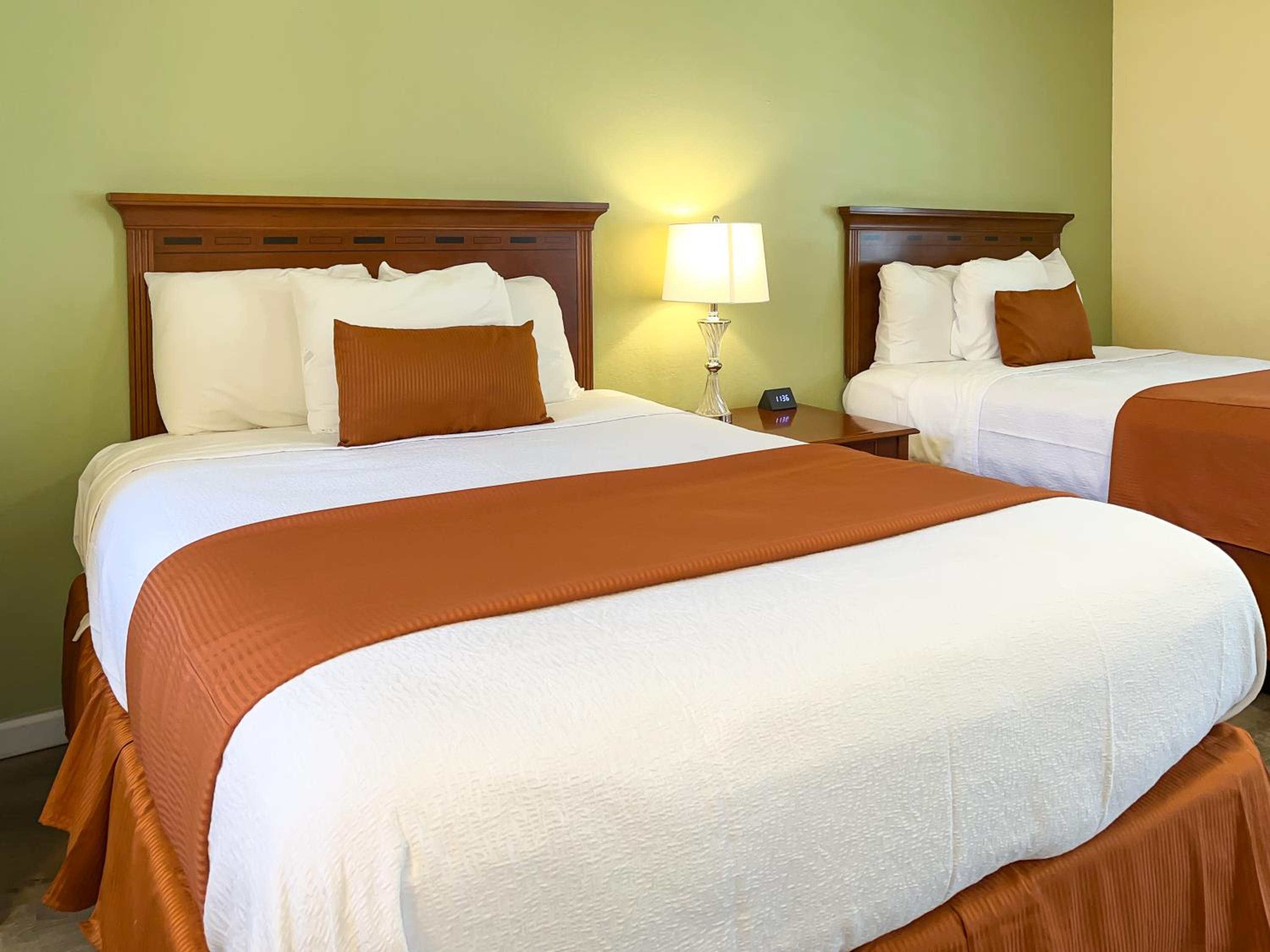 Two Queen Beds - Non-Smoking - Photo 9