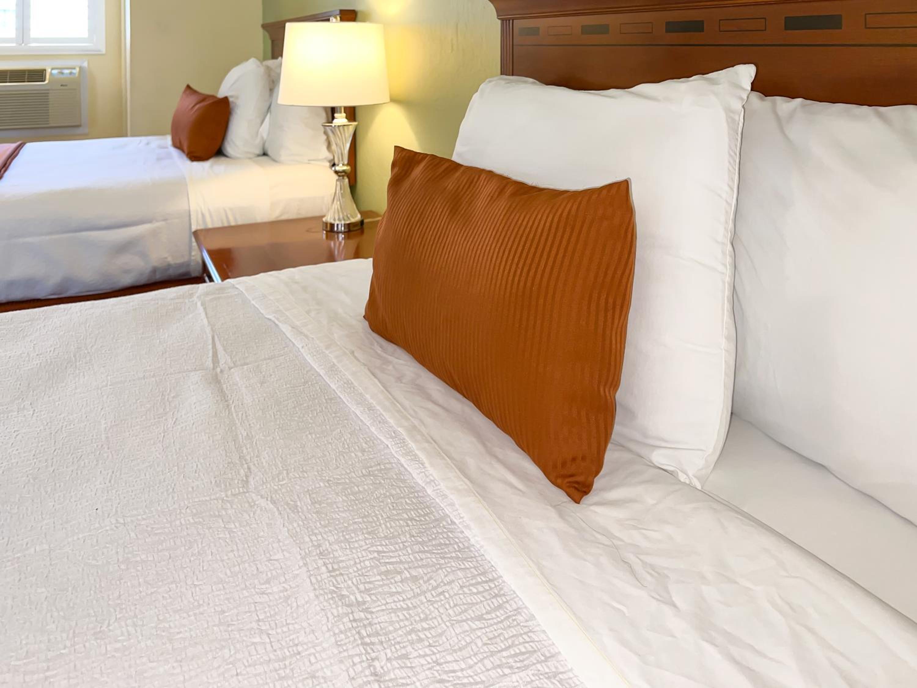 Two Queen Beds - Non-Smoking - Photo 10