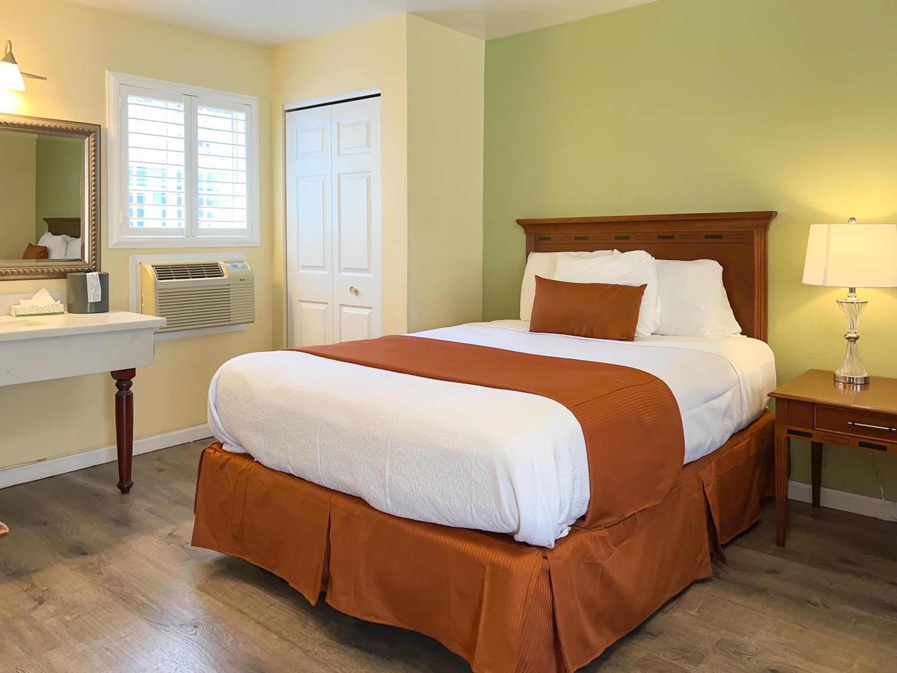 Two Queen Beds - Non-Smoking - Photo 3