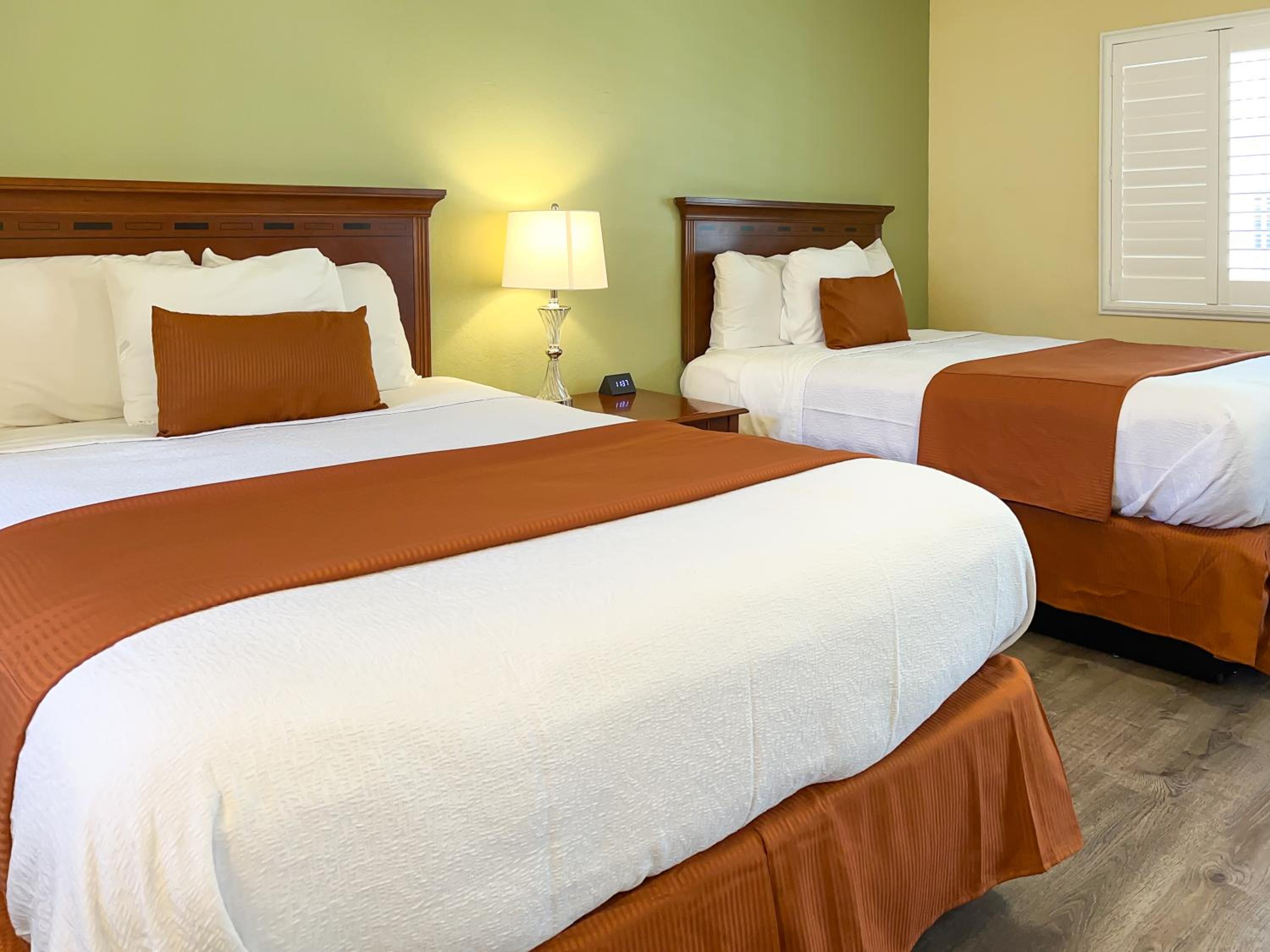 Two Queen Beds - Non-Smoking - Photo 11