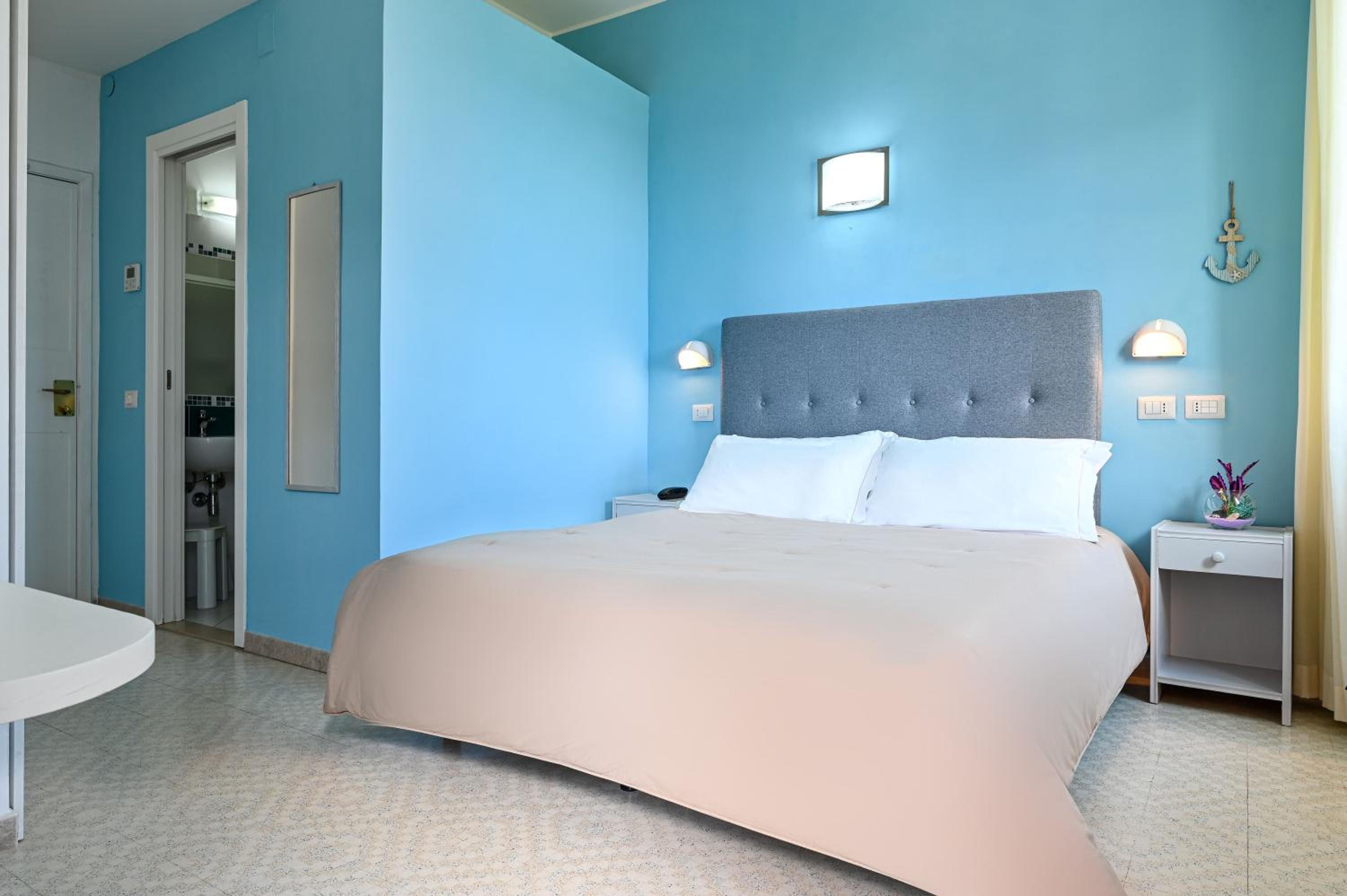 Double or Twin Room with Sea View photo 2