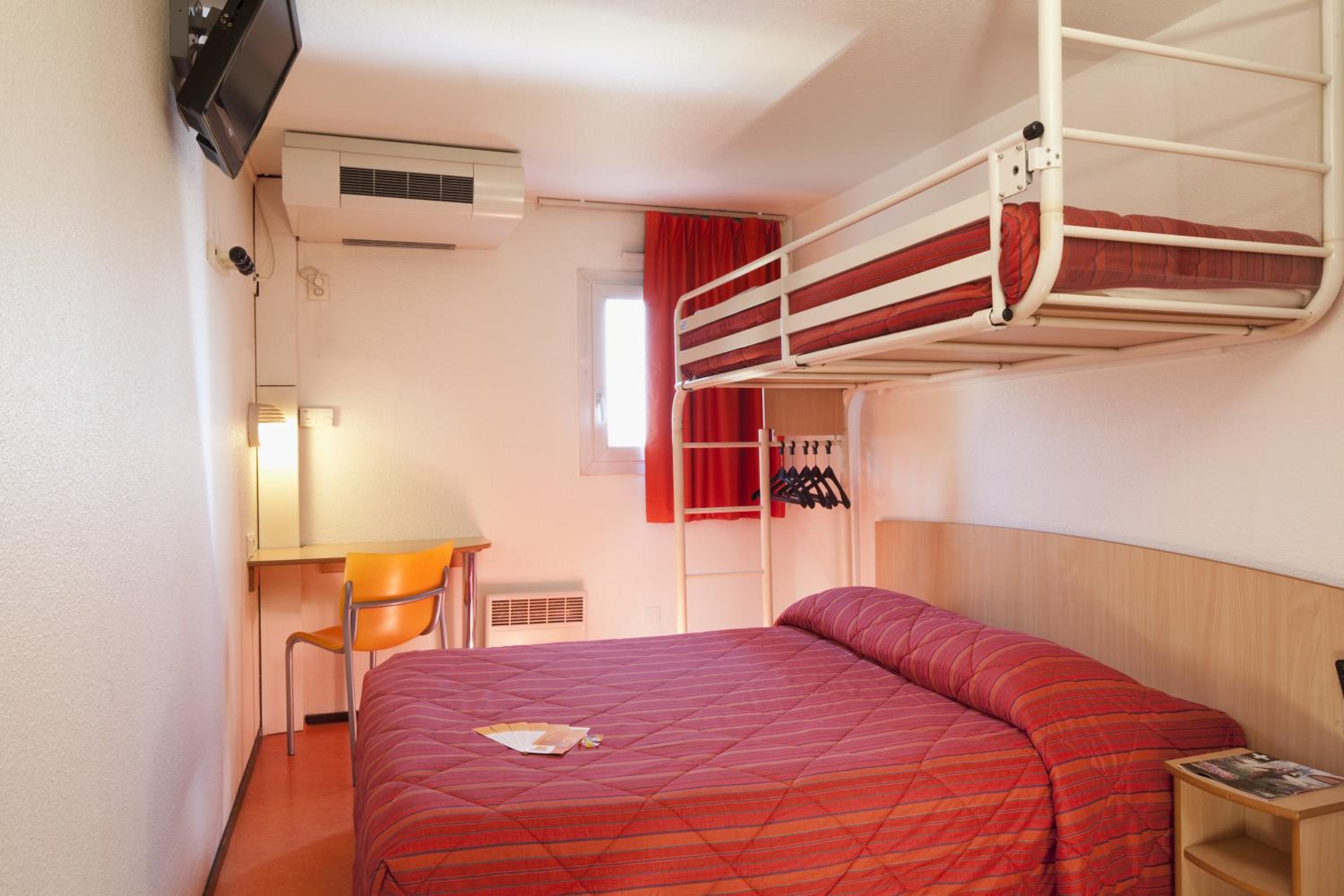 Triple Room (1 Double Bed + 1 Single Bed) photo 1
