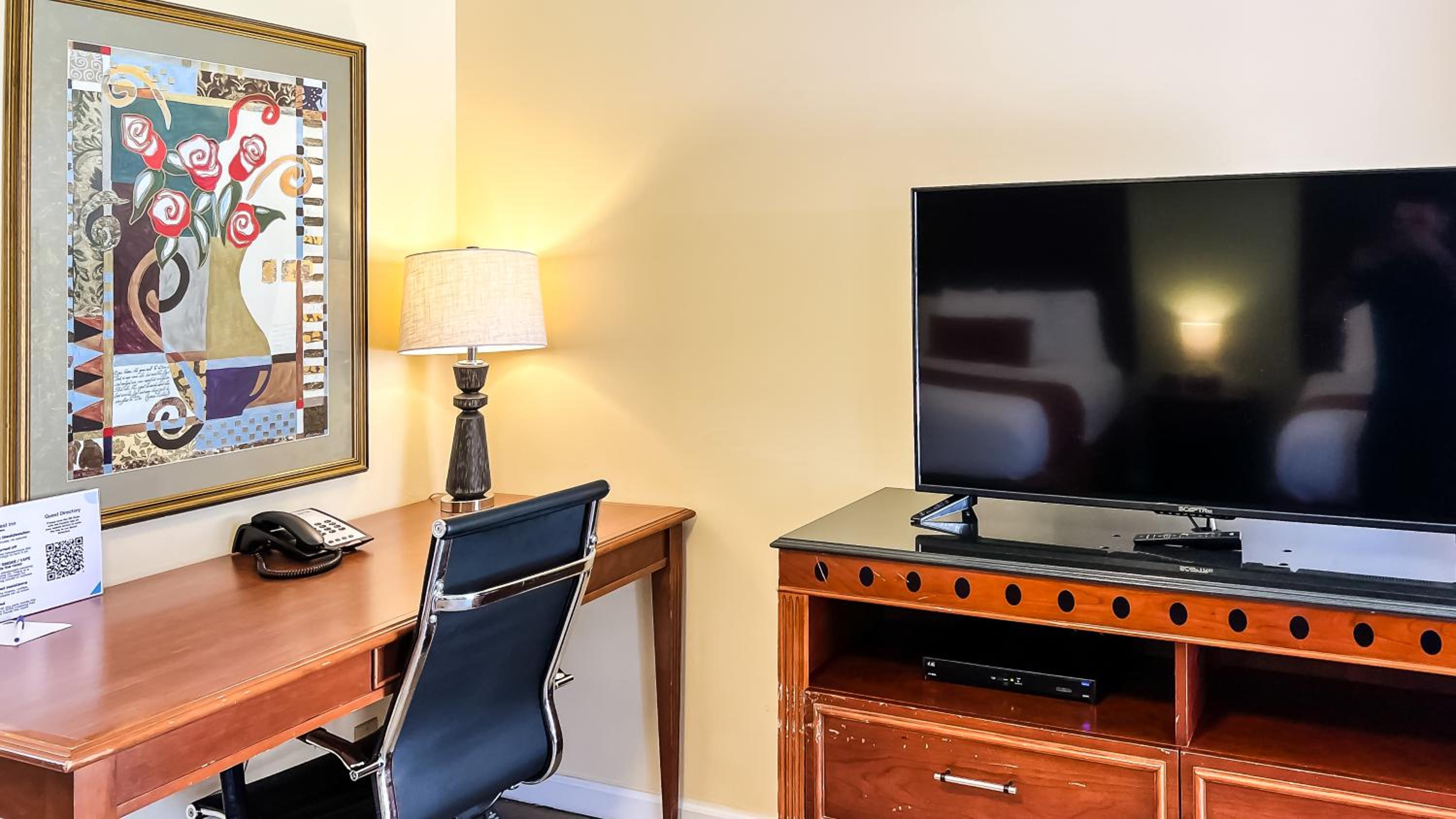 Queen Room - Non-Smoking - Photo 11