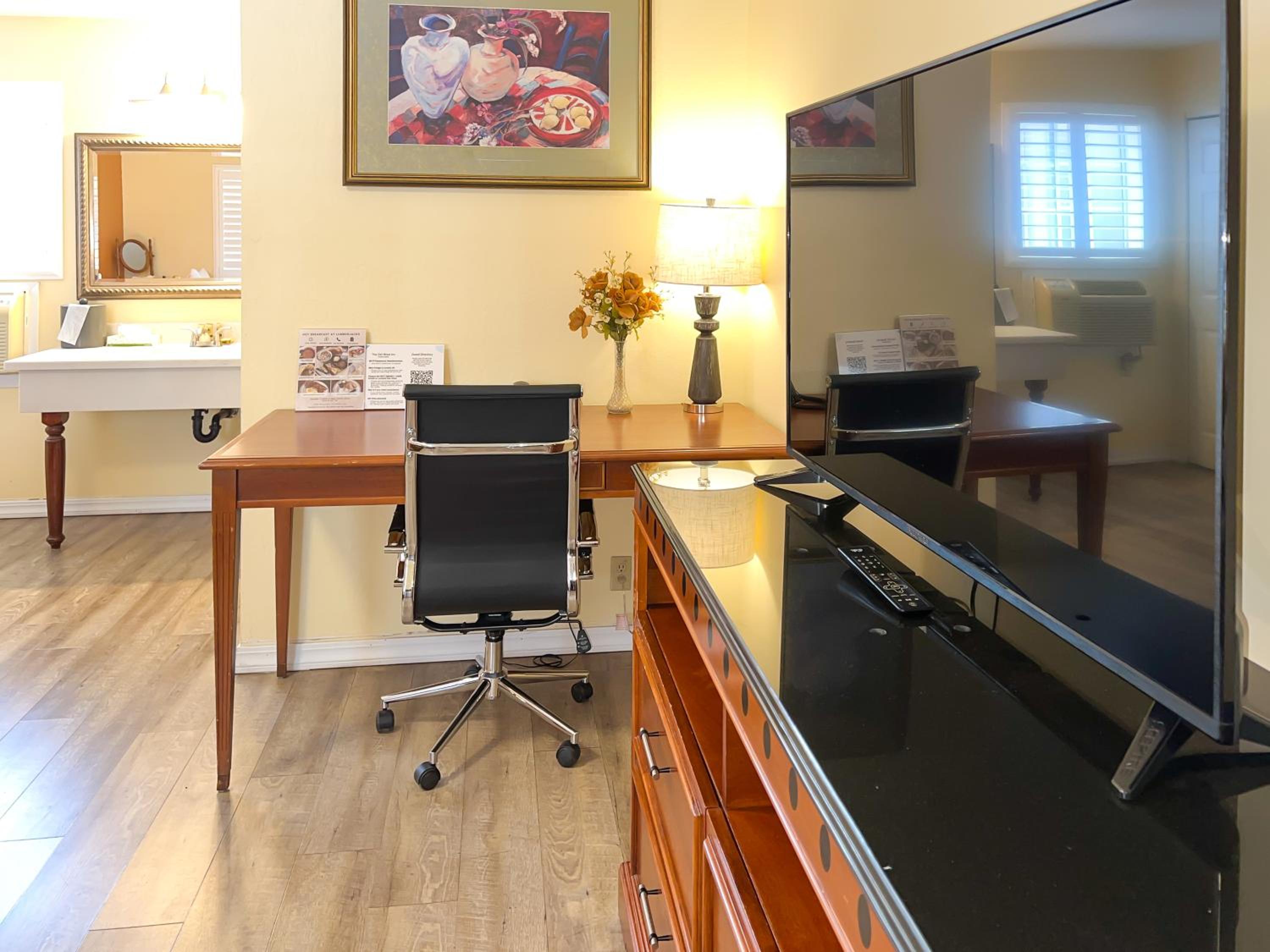 Queen Room - Non-Smoking - Photo 5