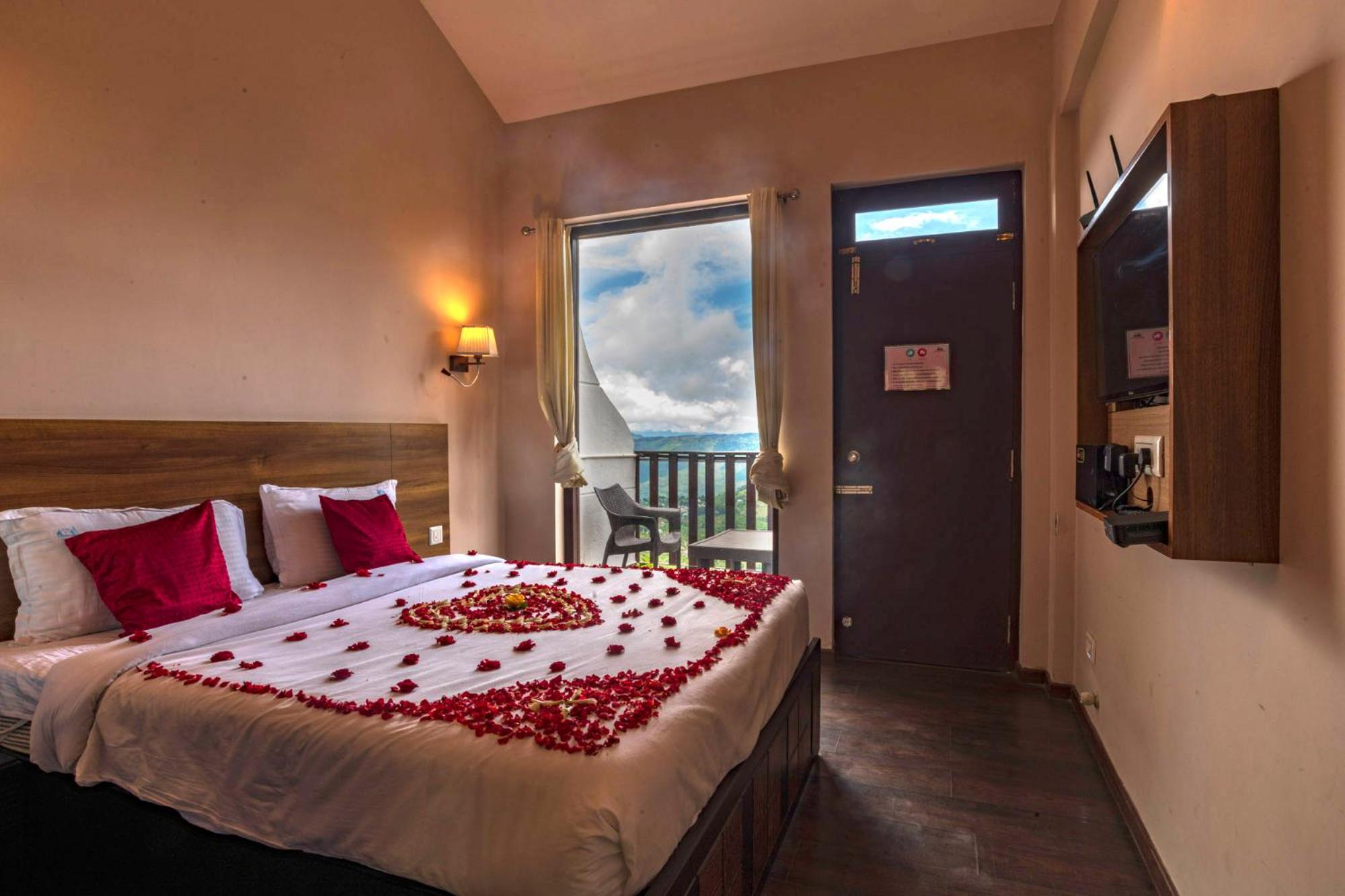 Queen Room with Balcony - Photo 1