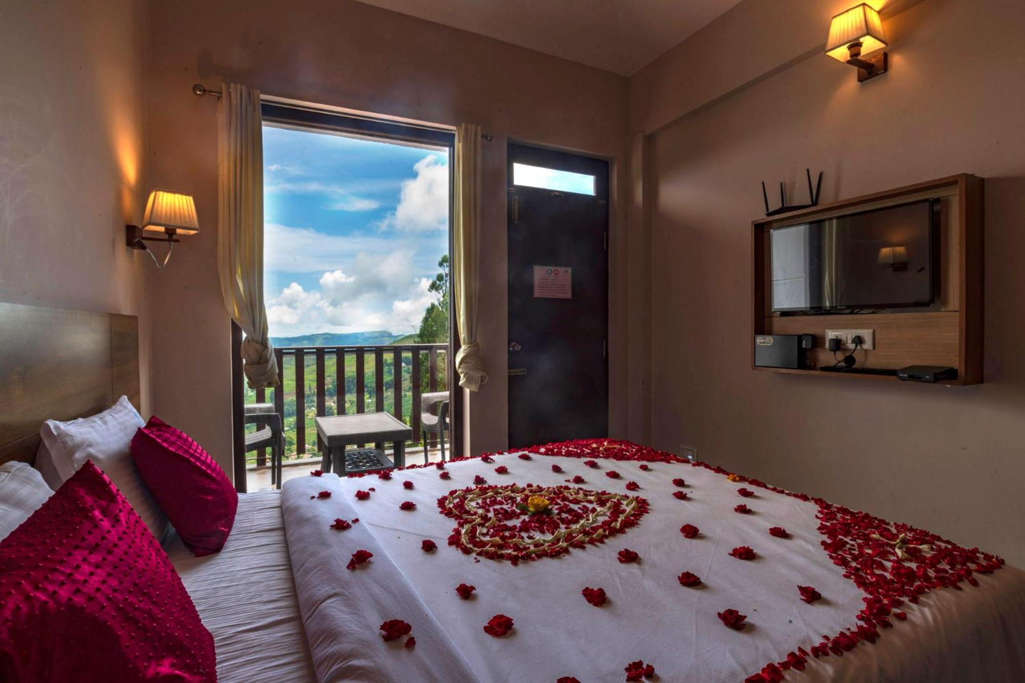 Queen Room with Balcony - Photo 10