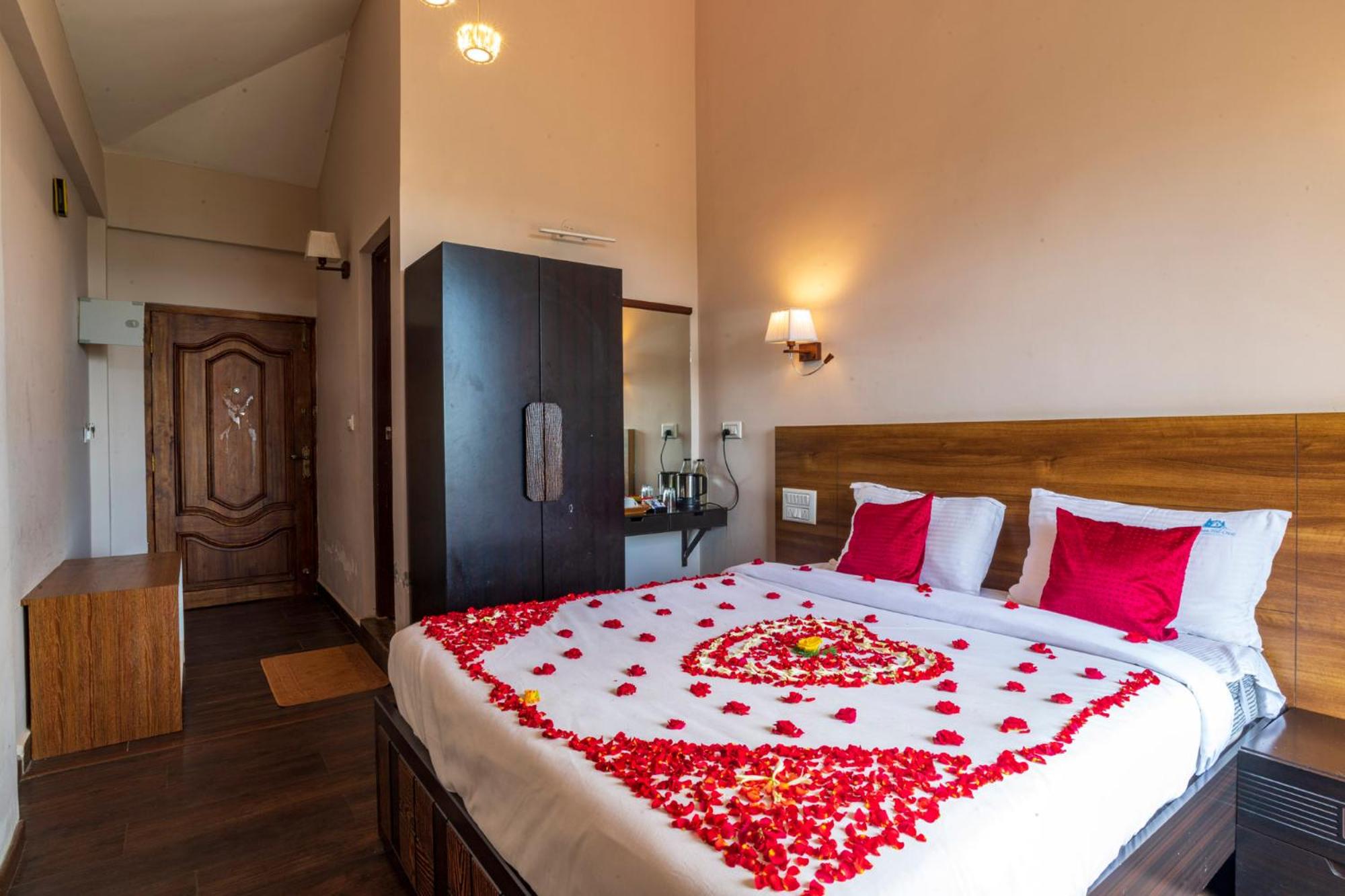 Queen Room with Balcony - Photo 9