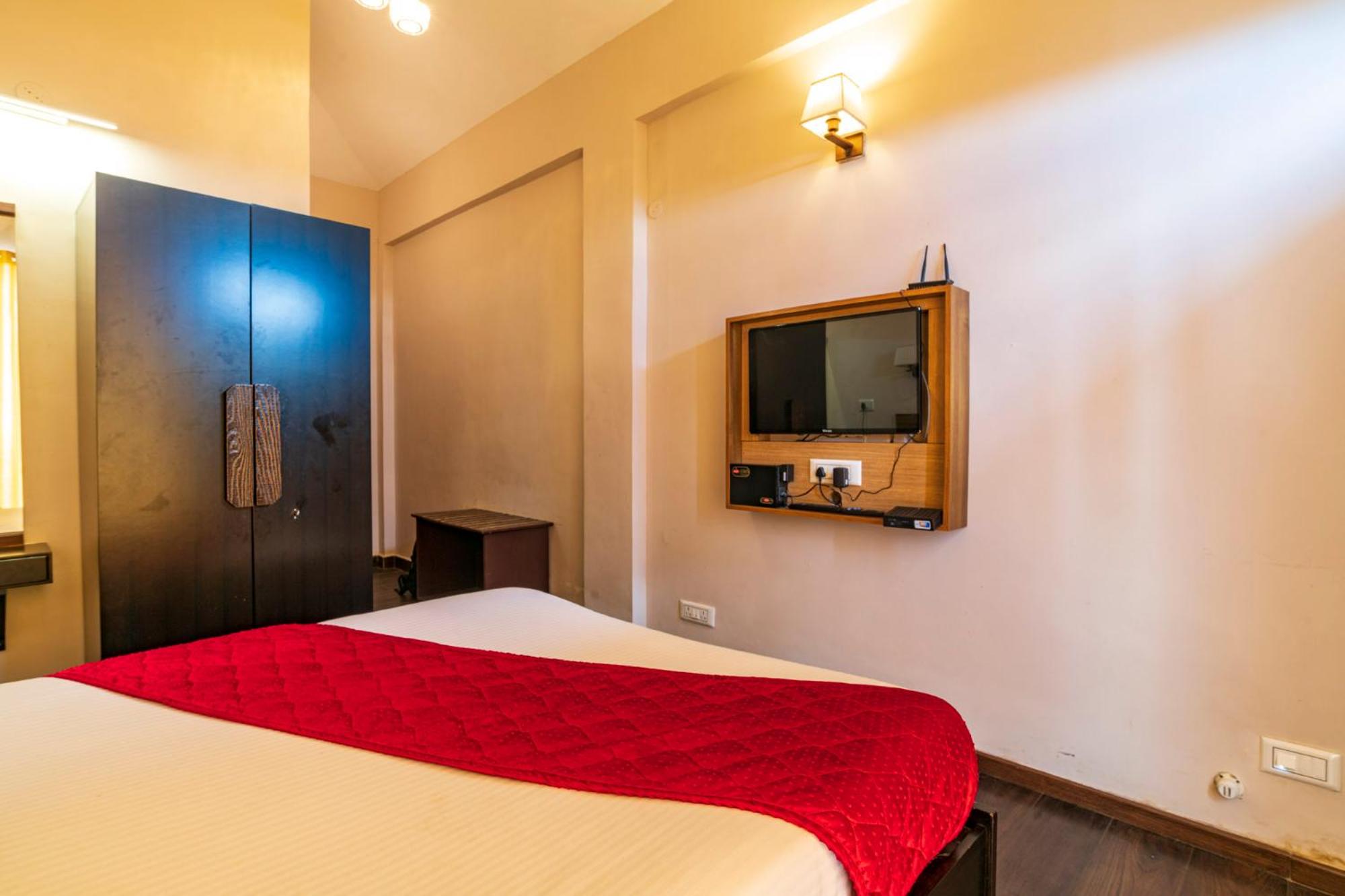 Queen Room with Balcony - Photo 13