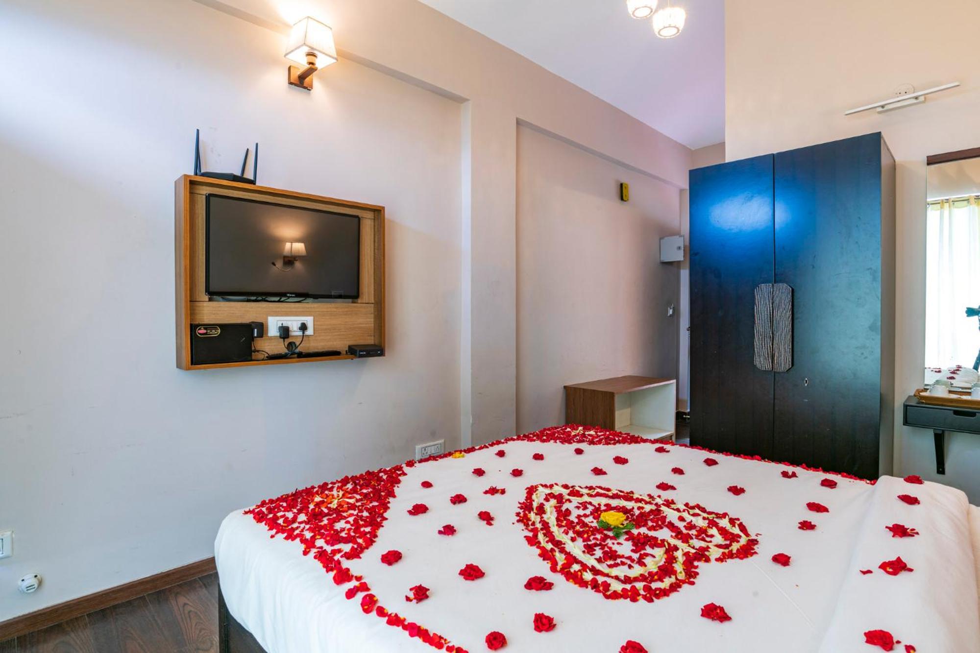 Queen Room with Balcony - Photo 14