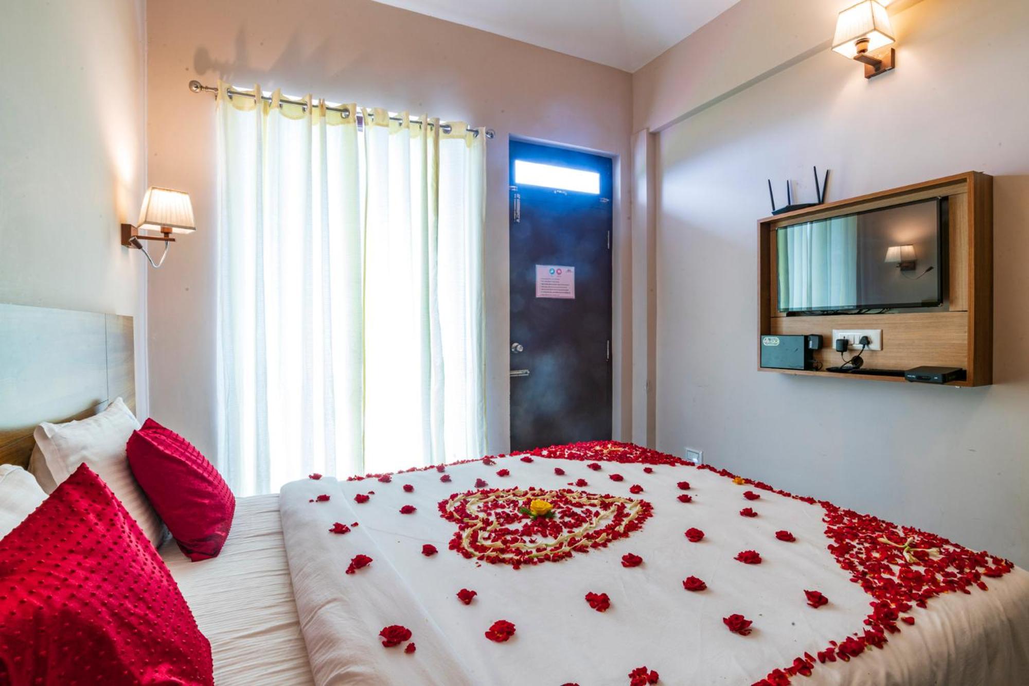 Queen Room with Balcony - Photo 15