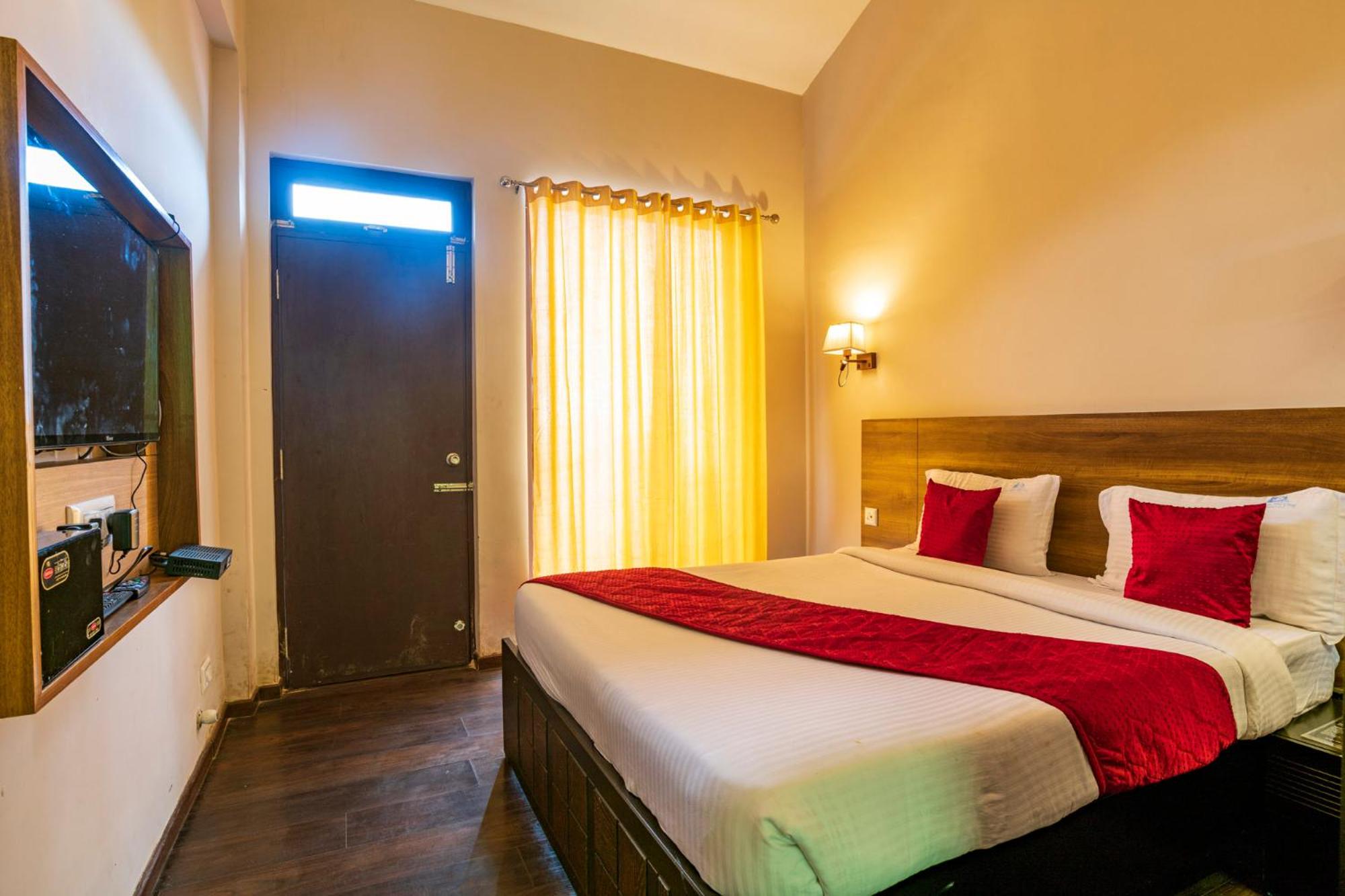Queen Room with Balcony - Photo 20