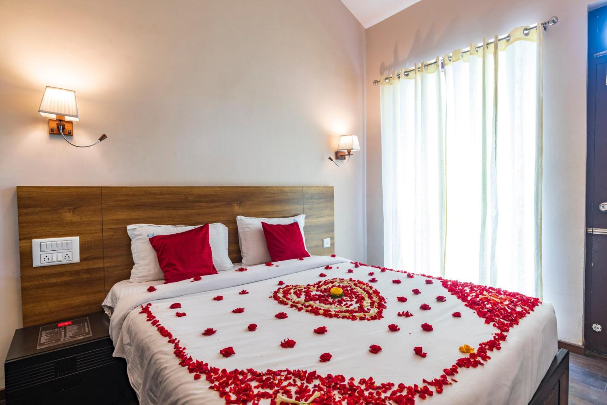 Queen Room with Balcony - Photo 21