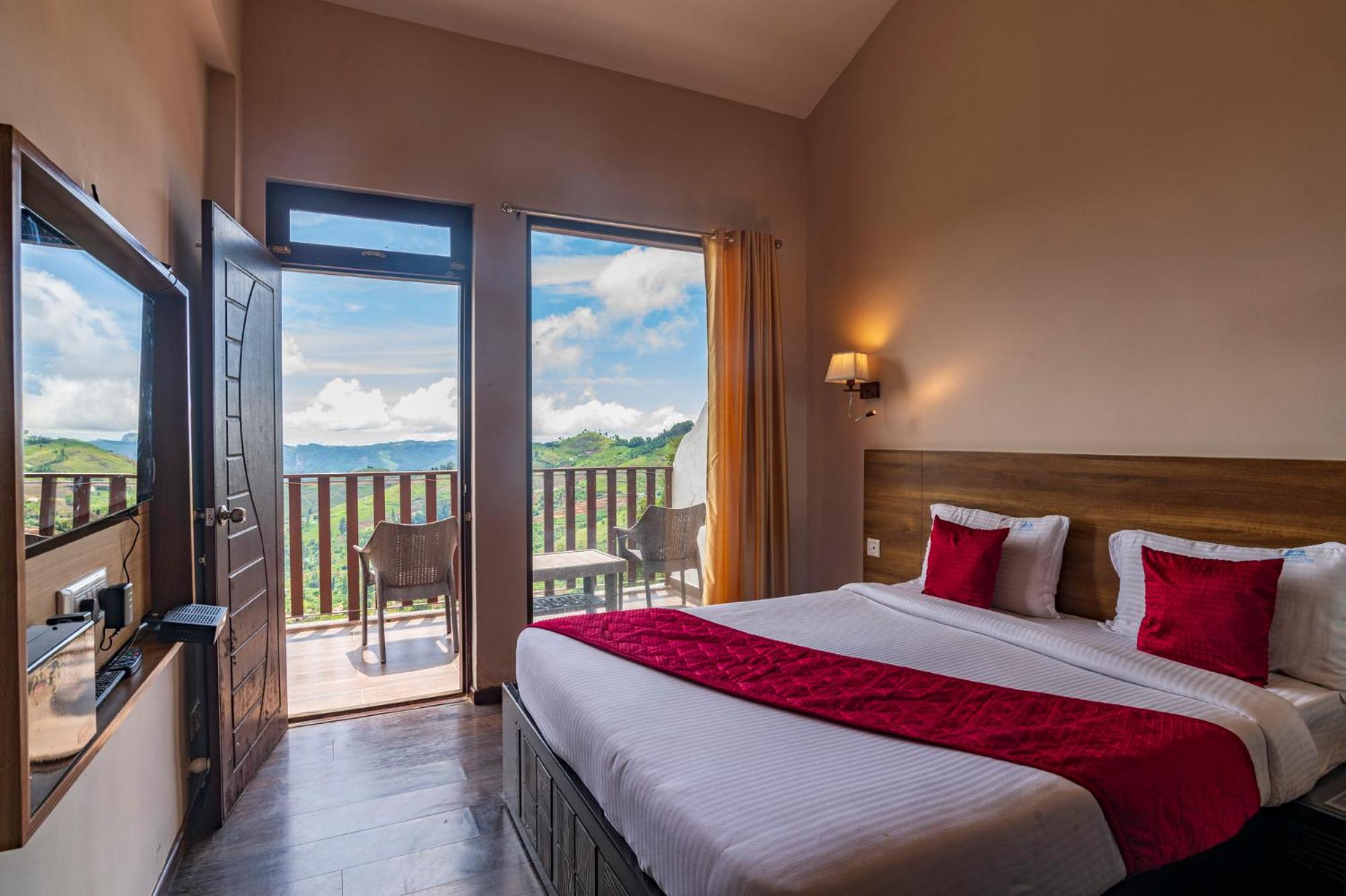 Queen Room with Balcony - Photo 22