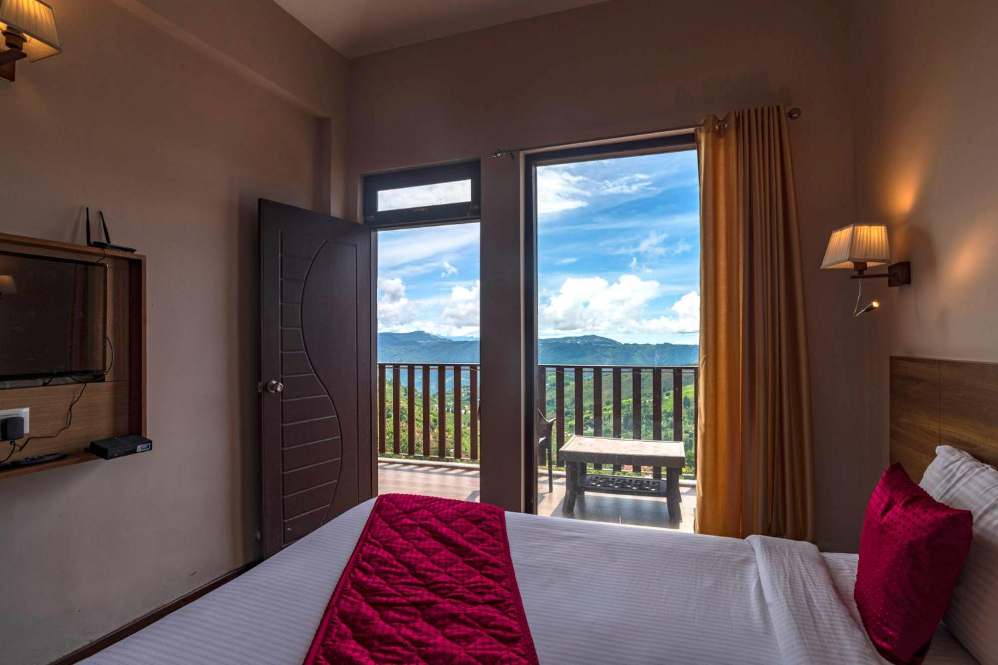 Queen Room with Balcony - Photo 24