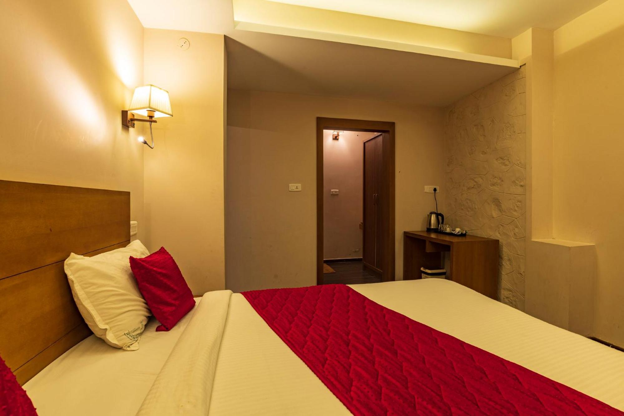Queen Room with Balcony - Photo 7