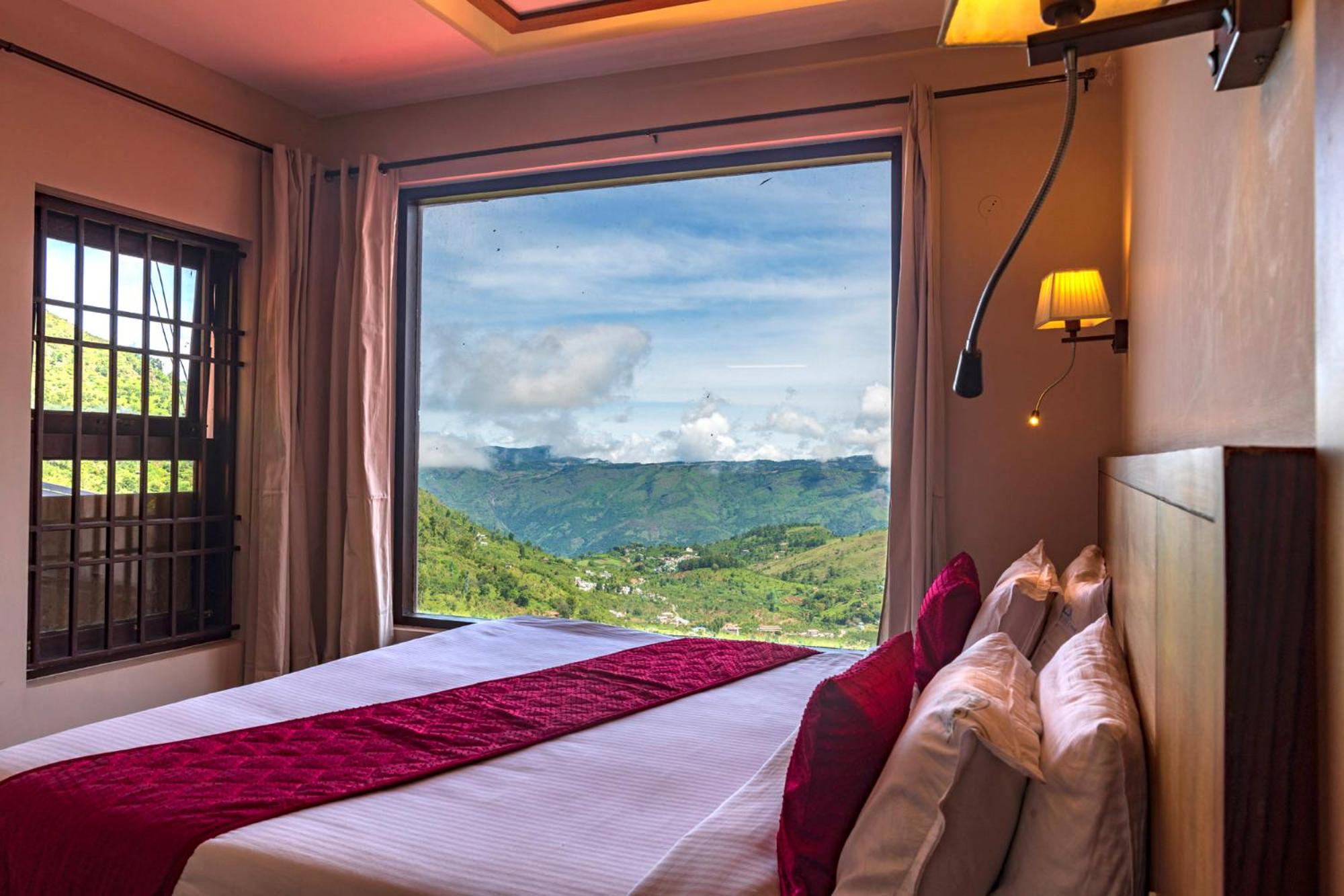 Suite with Mountain View - Photo 13