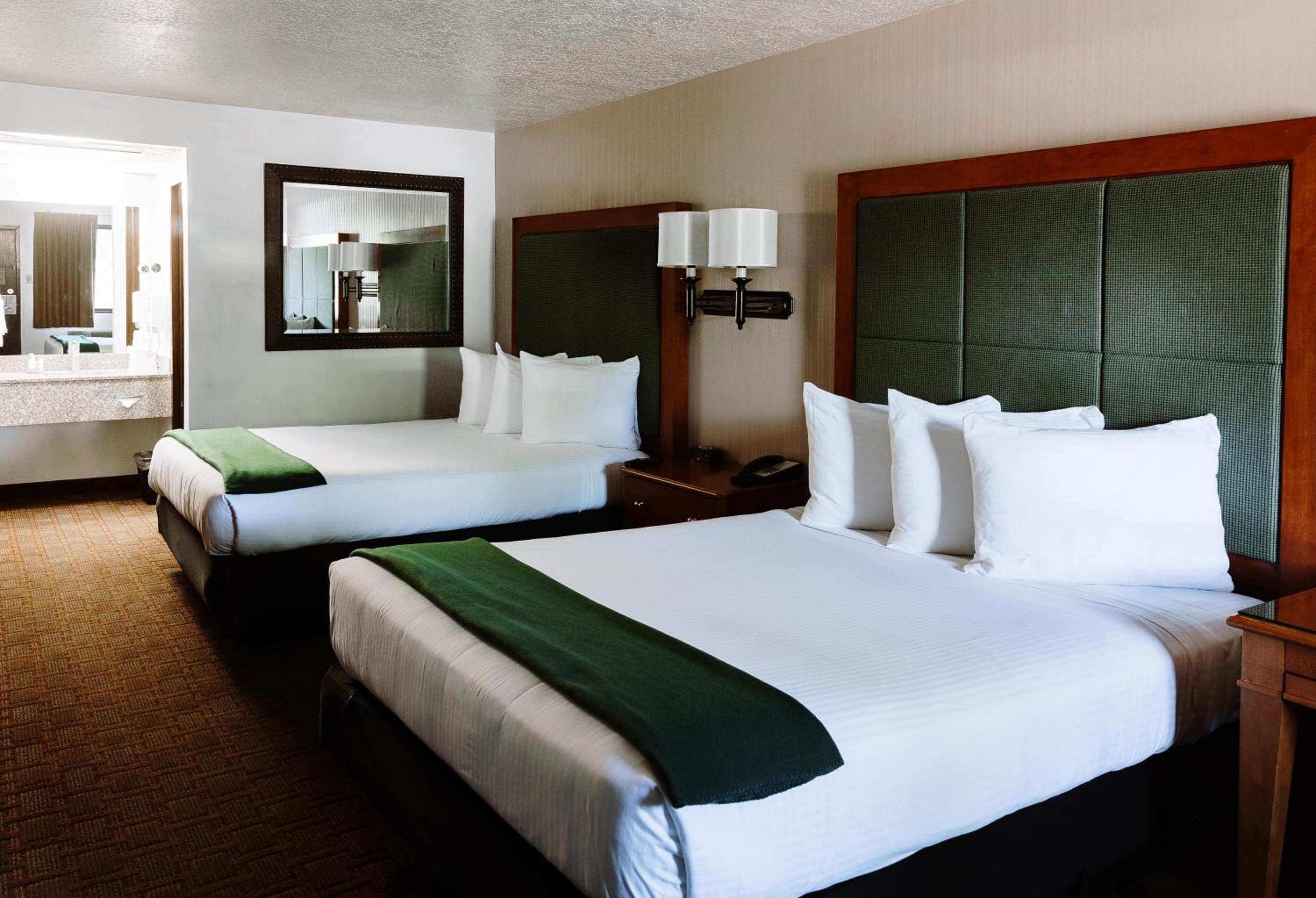 Queen Room with Two Queen Beds photo 1