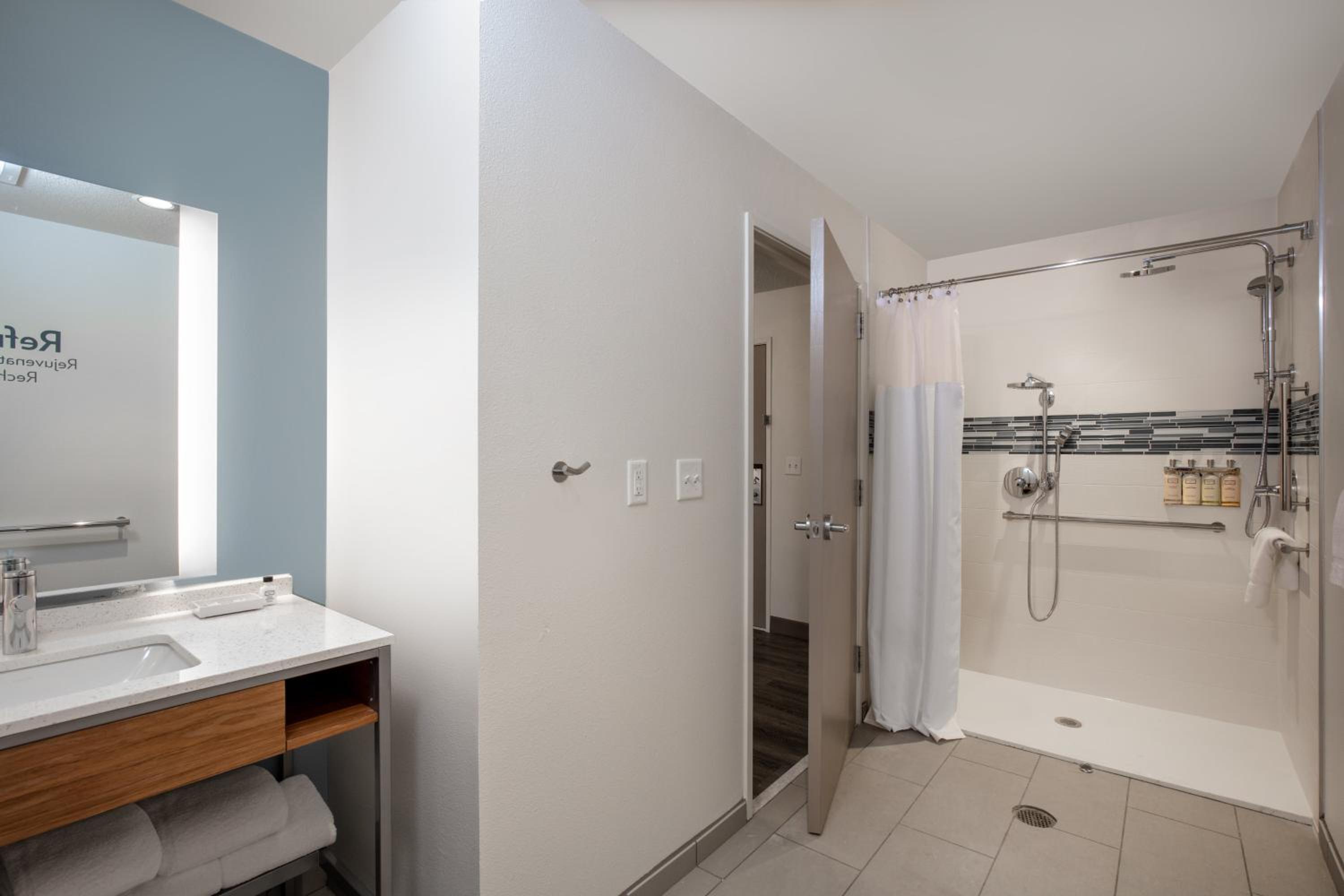 Standard King Room with Roll-In Shower - Mobility Access - Photo 2