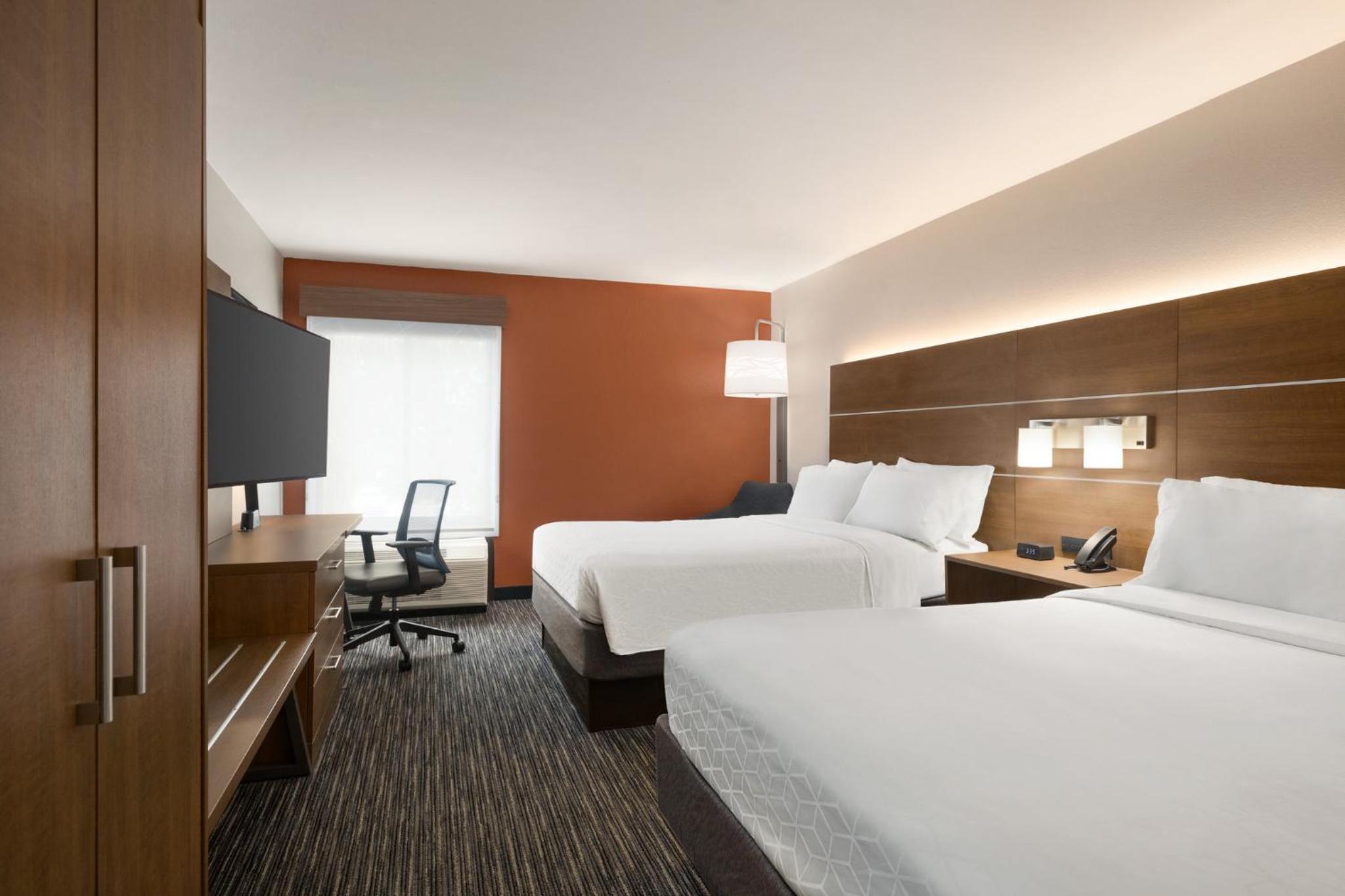 Standard Room with Two Queen Beds - Photo 2