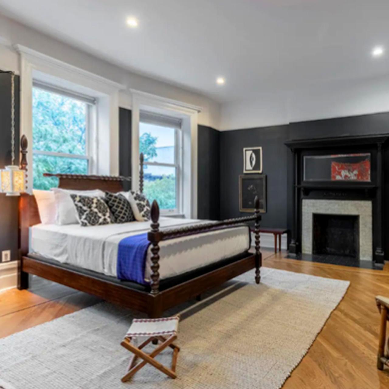 Five-Bedroom House photo 1