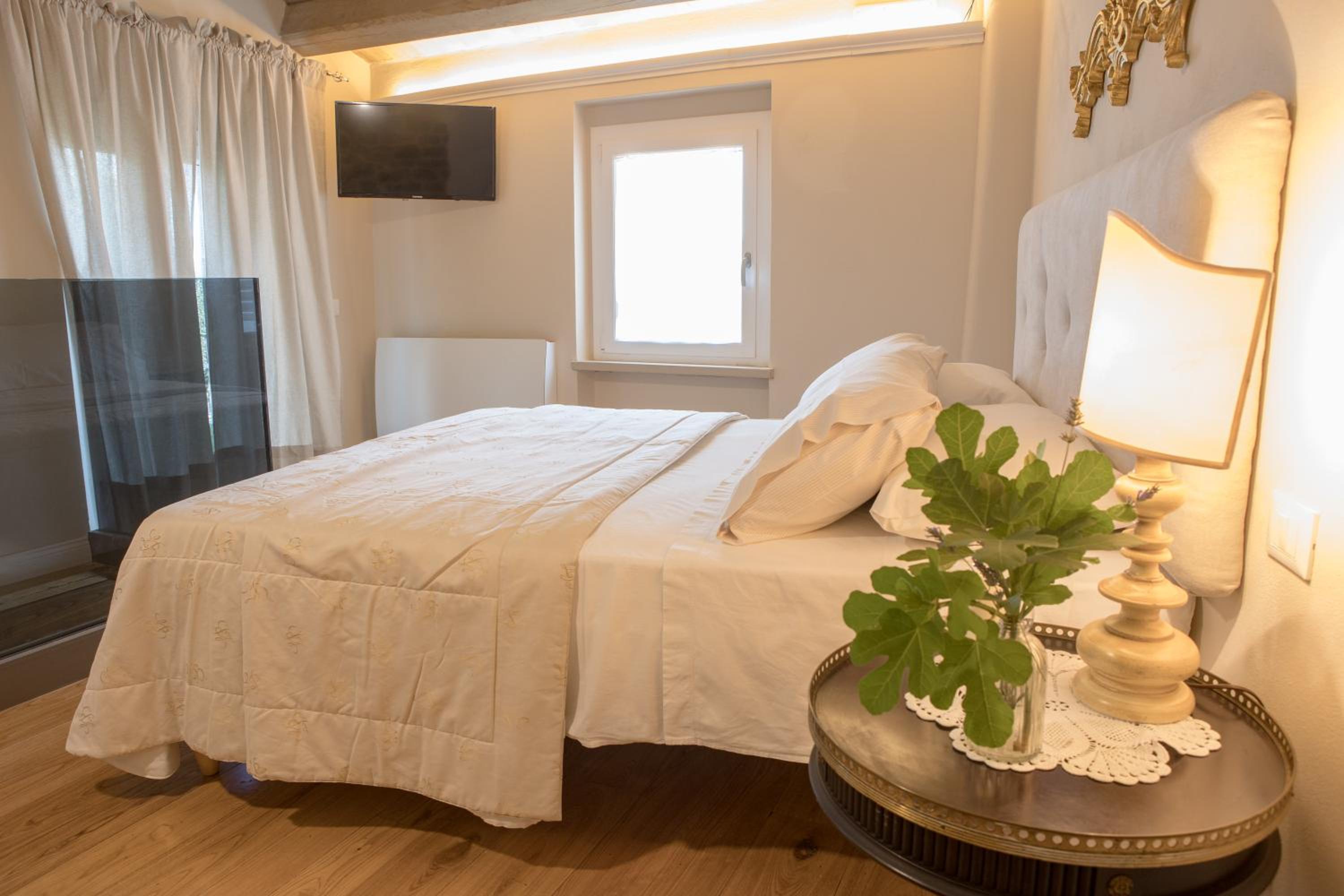 Double Room with Spa Bath - Photo 1
