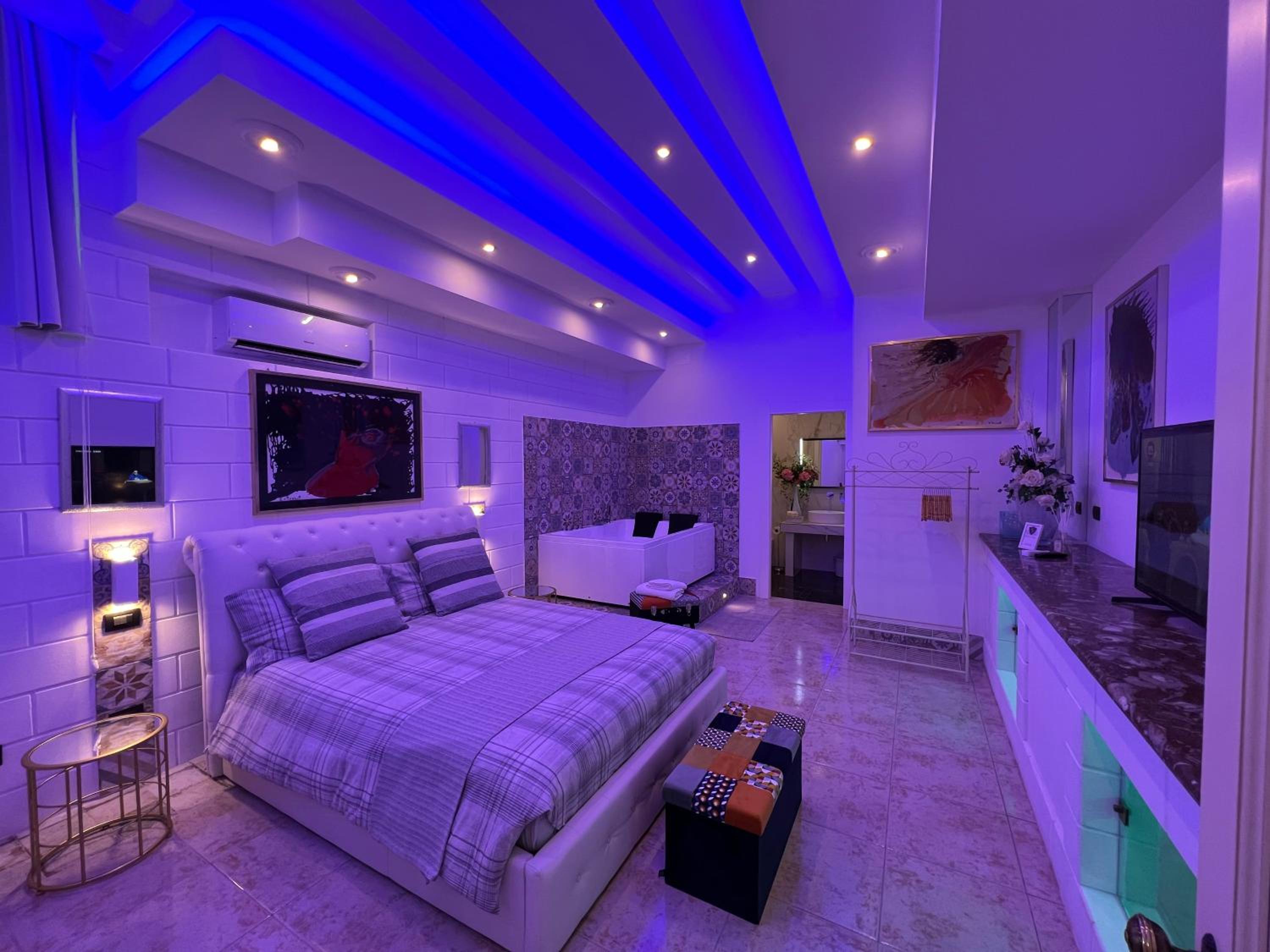 Deluxe Suite with Spa Bath - Photo 1