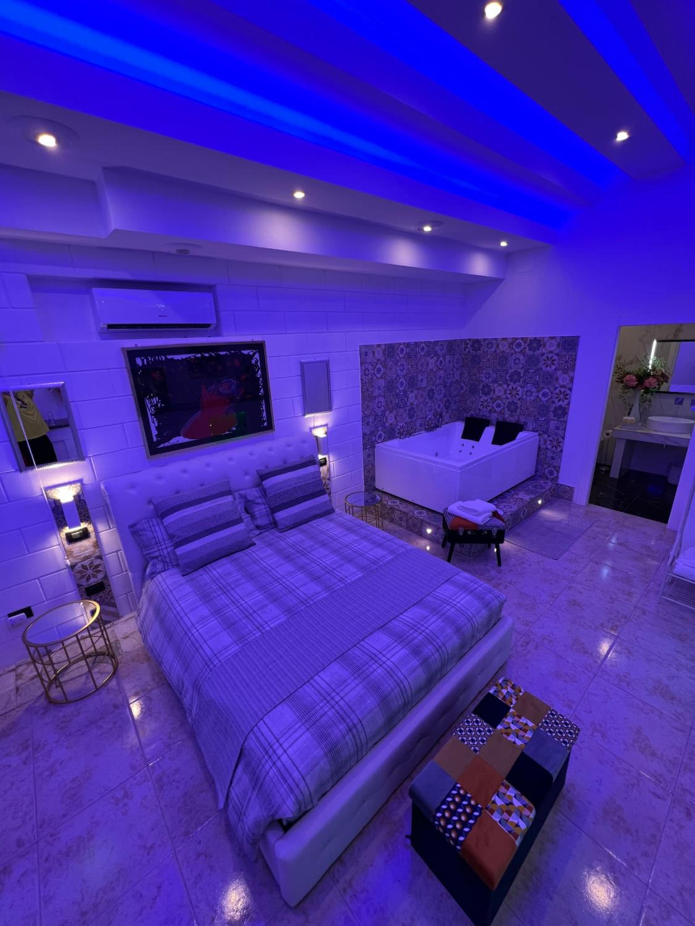 Deluxe Suite with Spa Bath - Photo 10