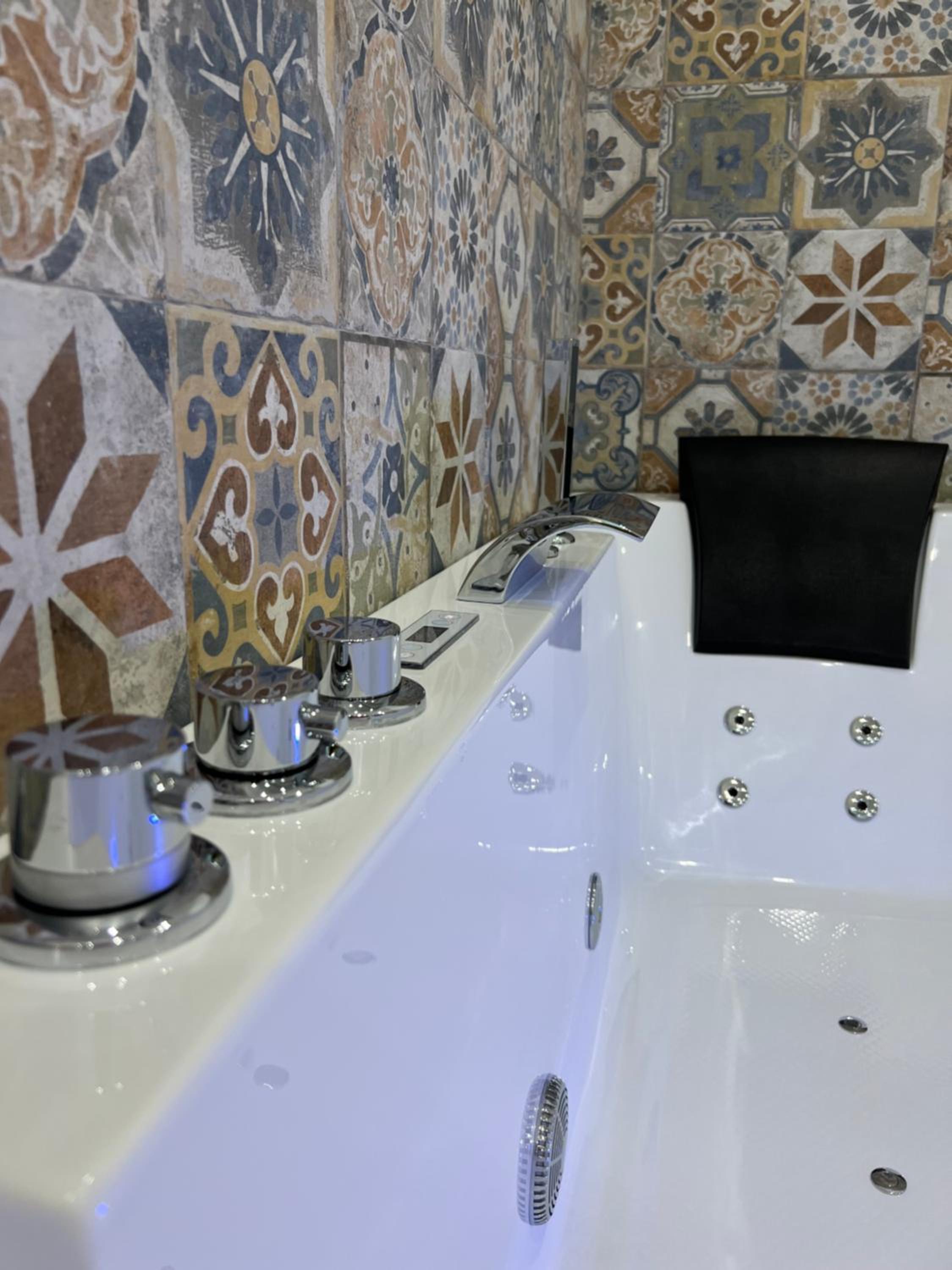 Deluxe Suite with Spa Bath - Photo 24