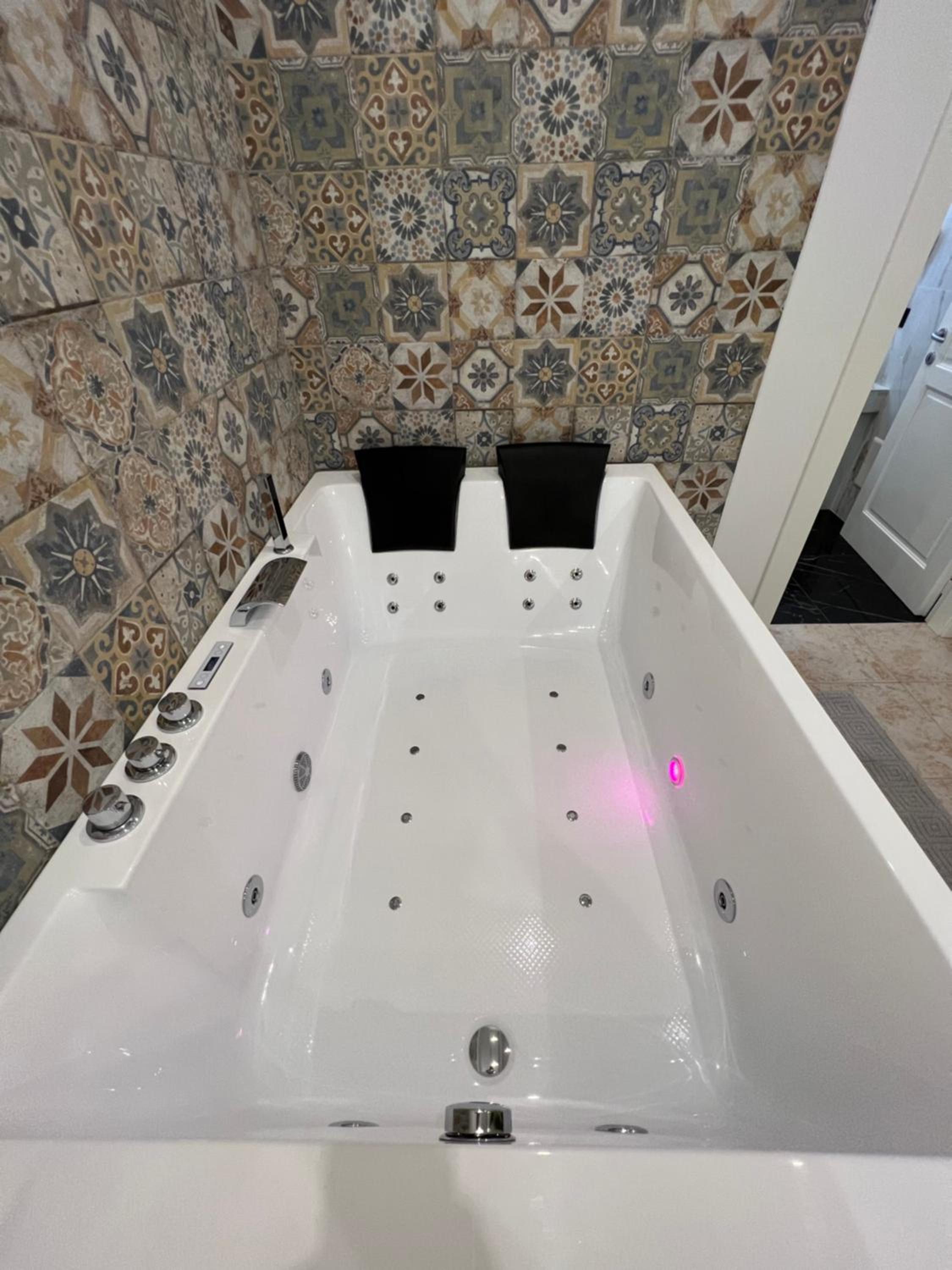 Deluxe Suite with Spa Bath - Photo 2