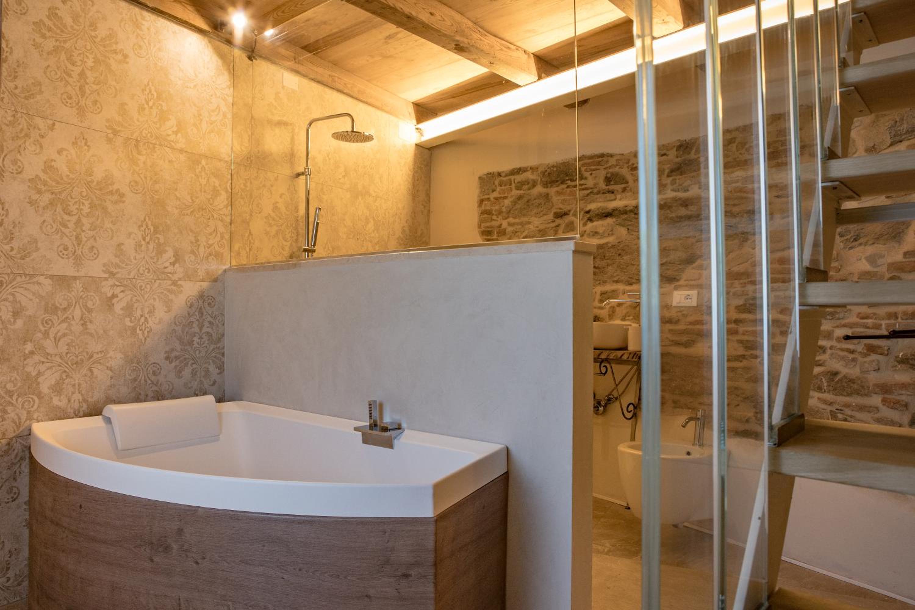 Double Room with Spa Bath - Photo 17