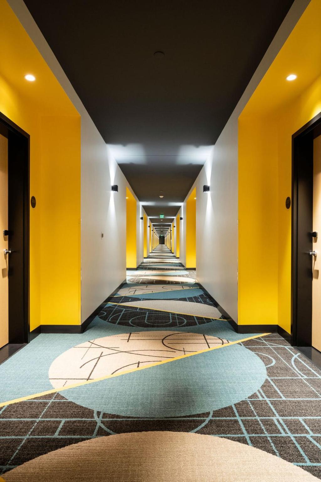Gallery Tower Deluxe 1-King - Photo 2