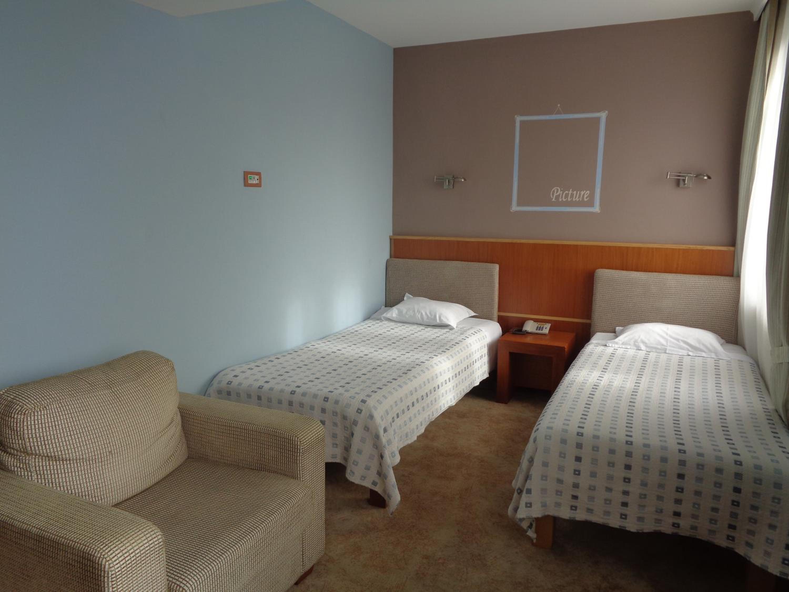 Twin Room - Photo 3