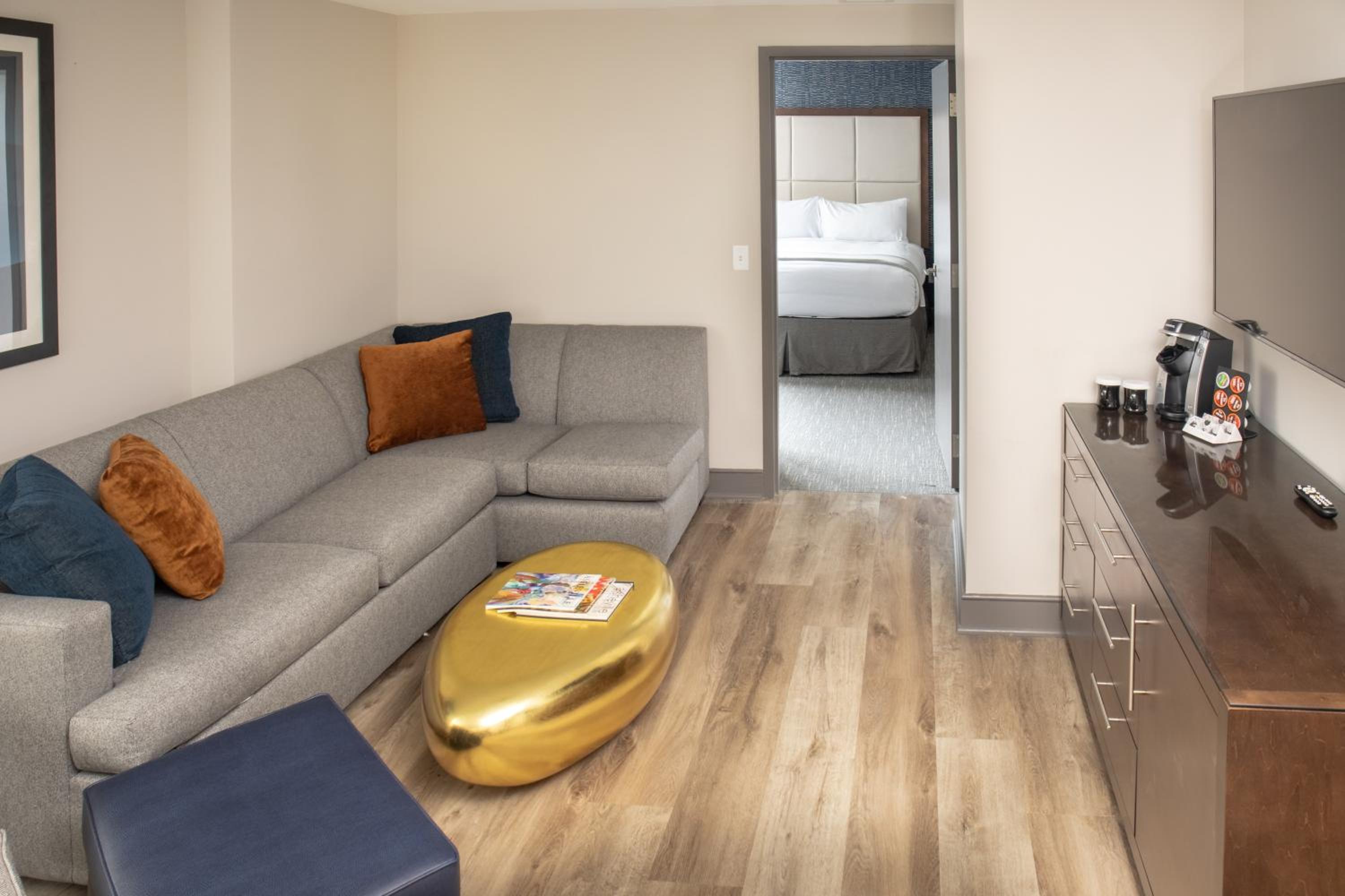 Junior King Suite with Sofabed/ Non Smoking - Photo 5