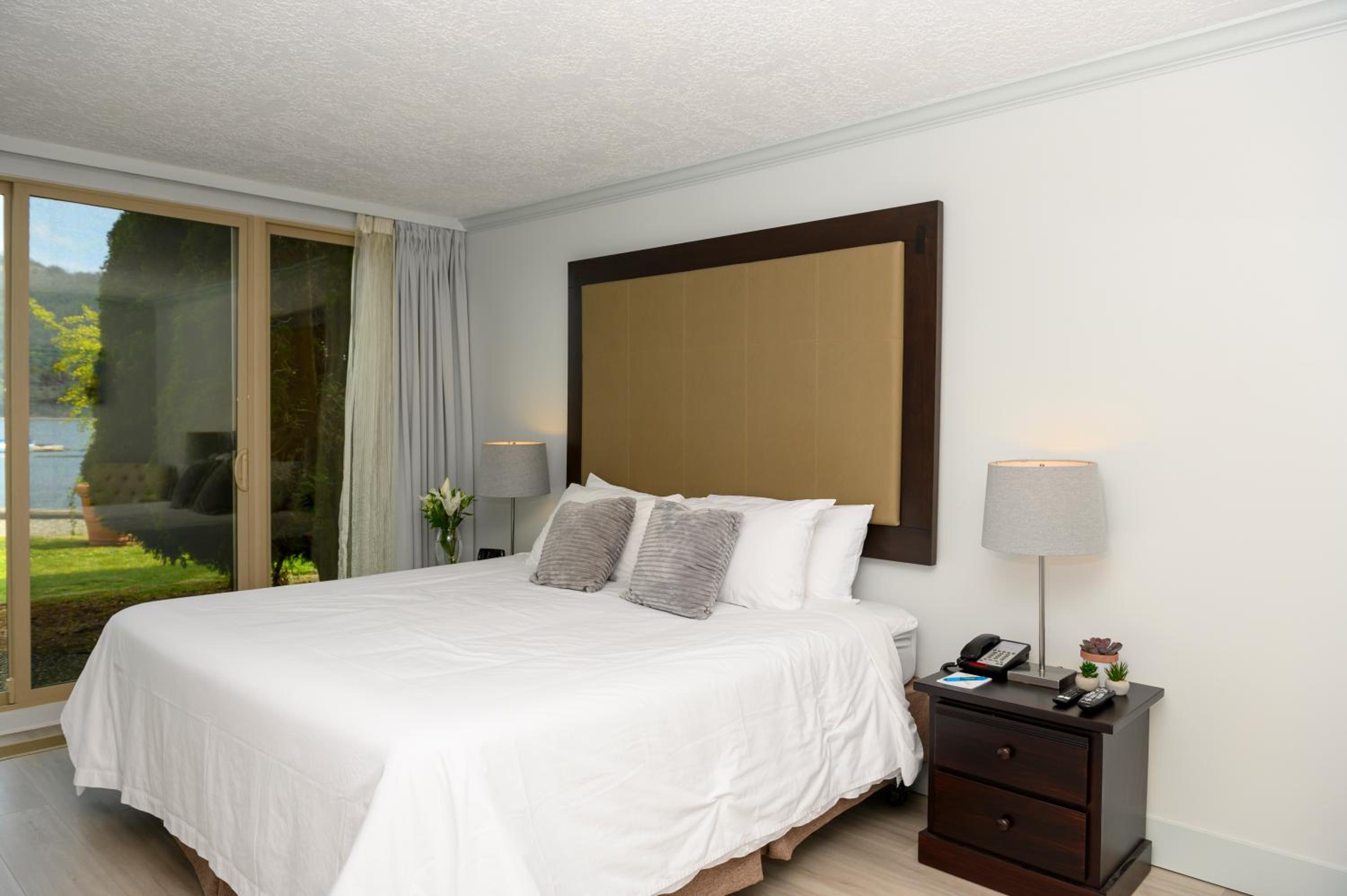 Oceanfront Patio King Suite - Pet Friendly photo 2