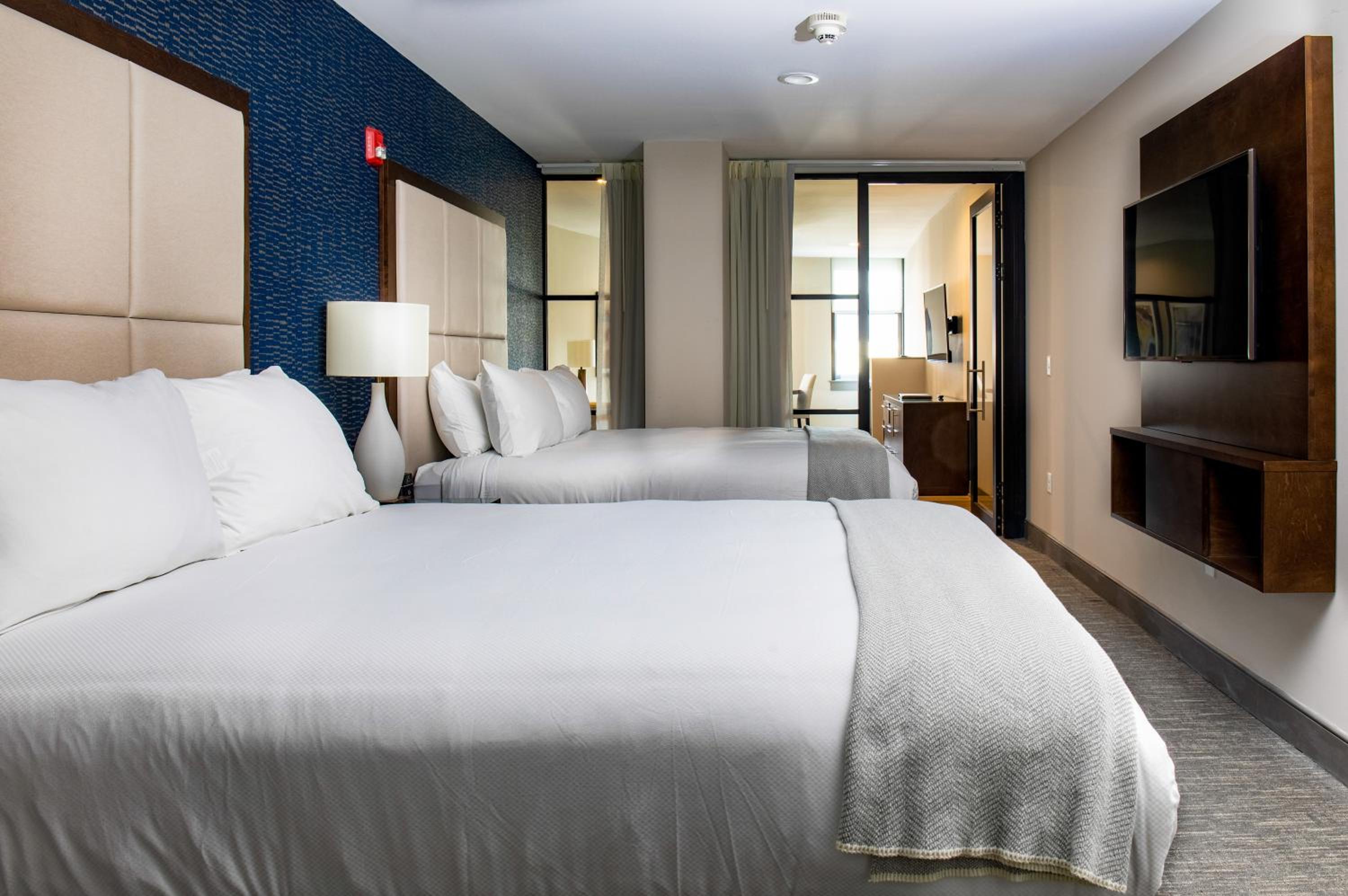 Deluxe Queen Suite with Two Queen Beds and Sofabed City View - Non Smoking - Photo 8