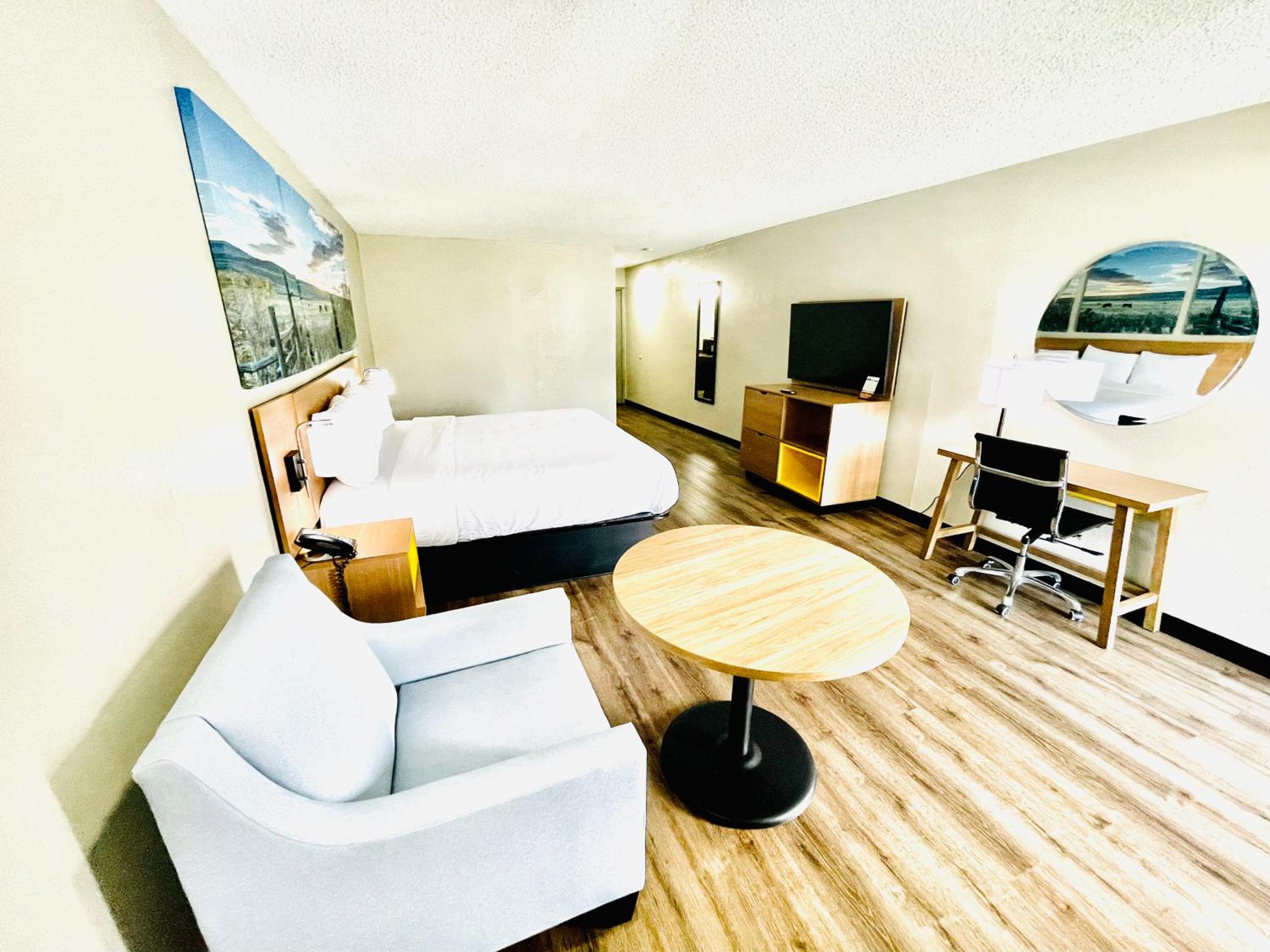 King Room - Non-Smoking - Photo 3