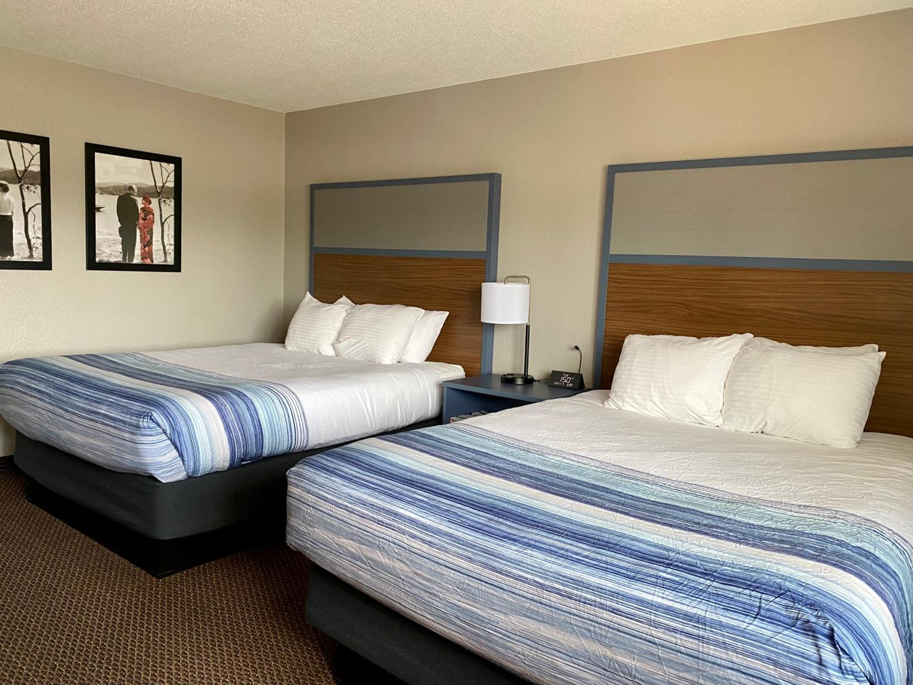 Queen Room with Two Queen Beds - Non-Smoking - Photo 4