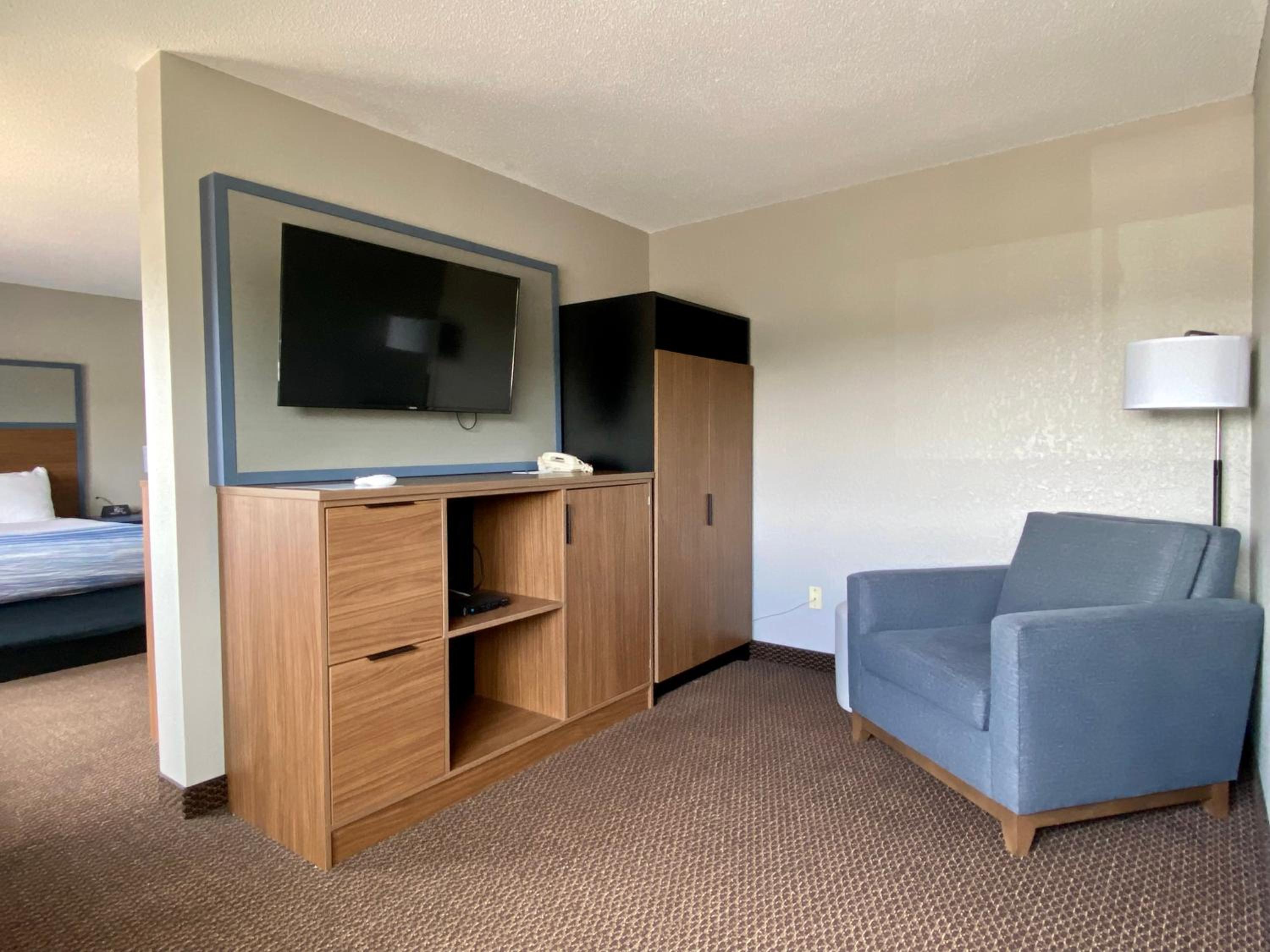 Queen Room with One Queen Bed and Bunk Bed - Pool View - Non-Smoking - Photo 4