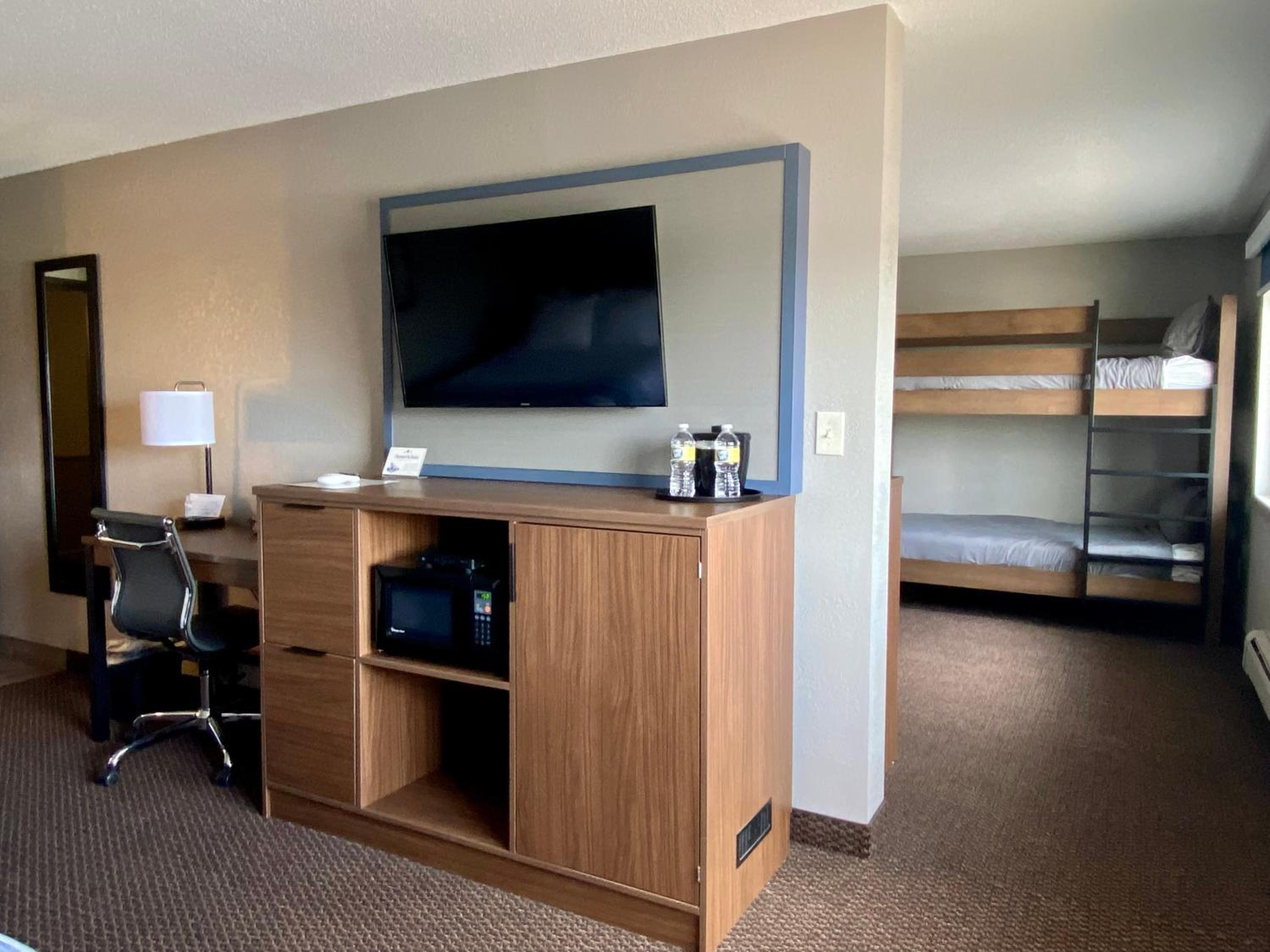 Queen Room with One Queen Bed and Bunk Bed - Pool View - Non-Smoking - Photo 3