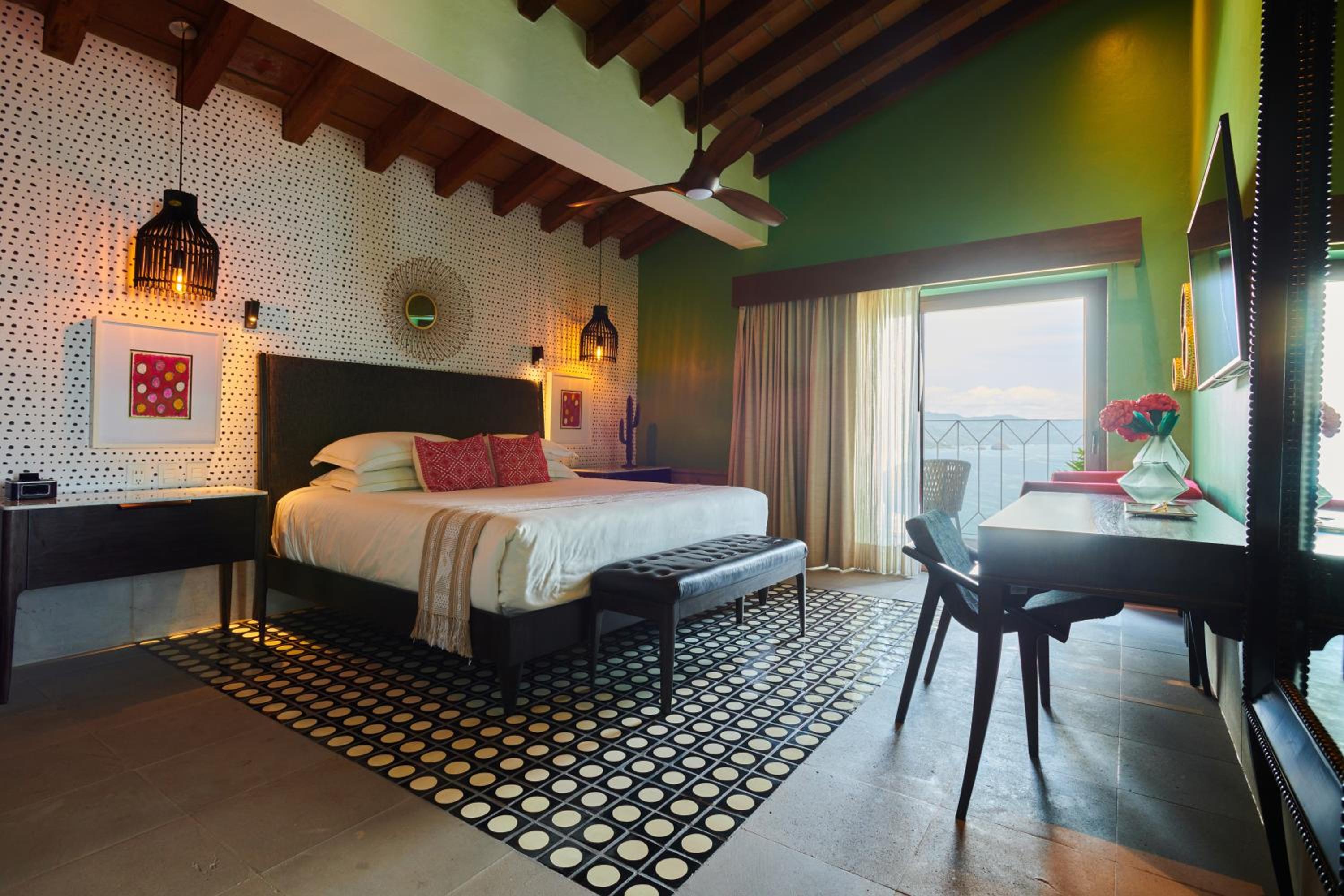 Deluxe Suite with Sea View - Photo 1