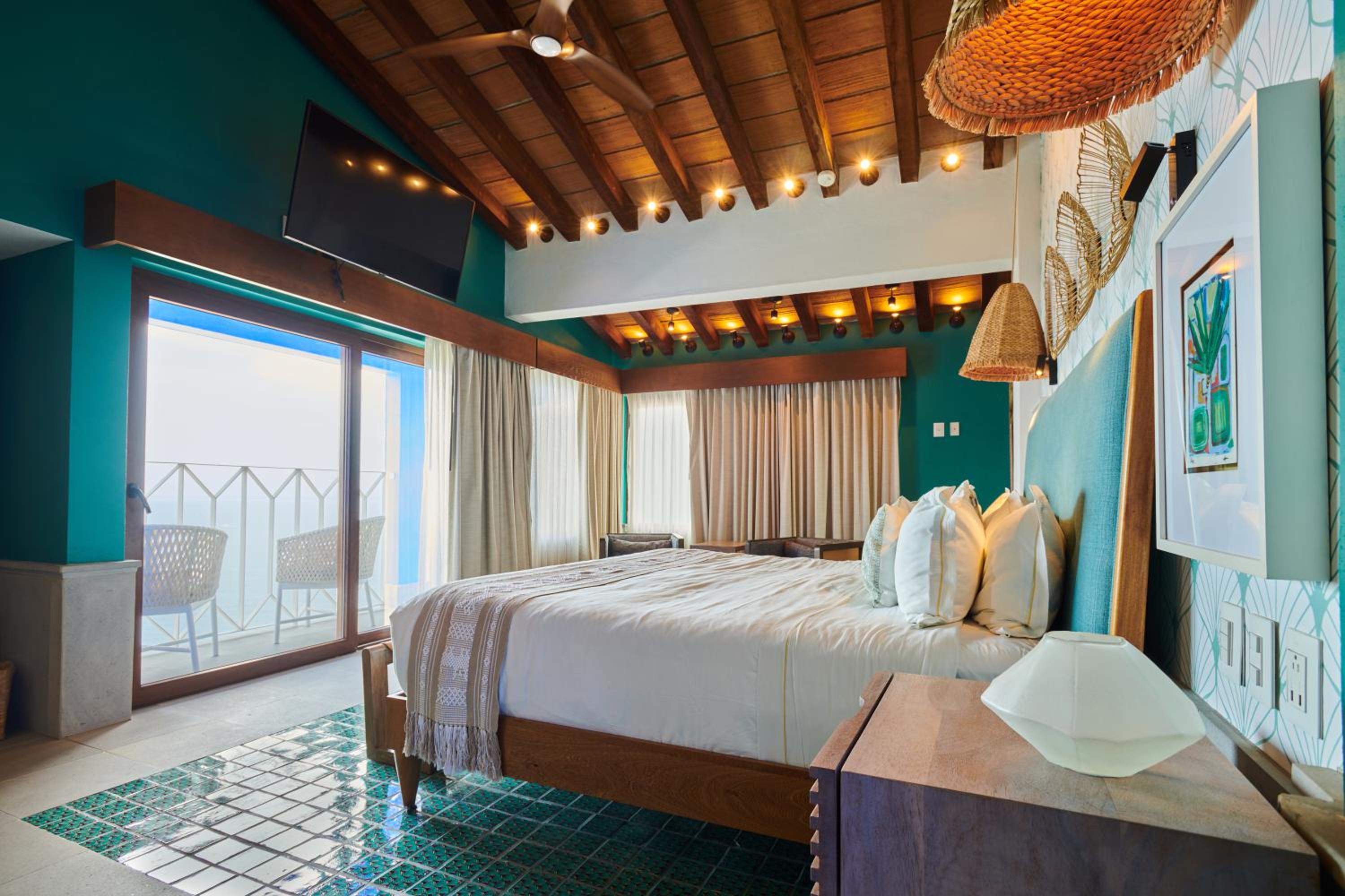Deluxe Suite with Sea View - Photo 14