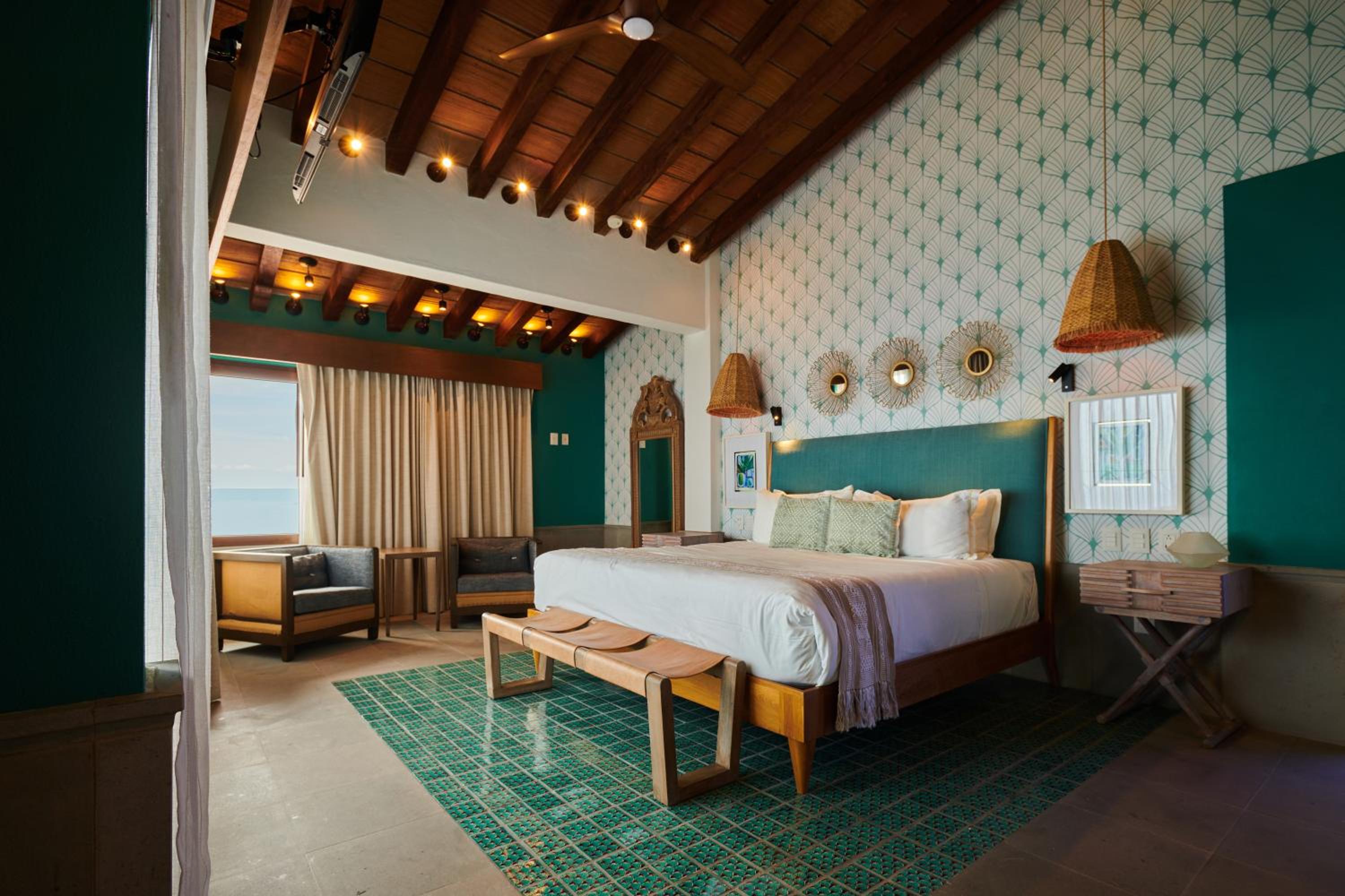 Deluxe Suite with Sea View - Photo 15