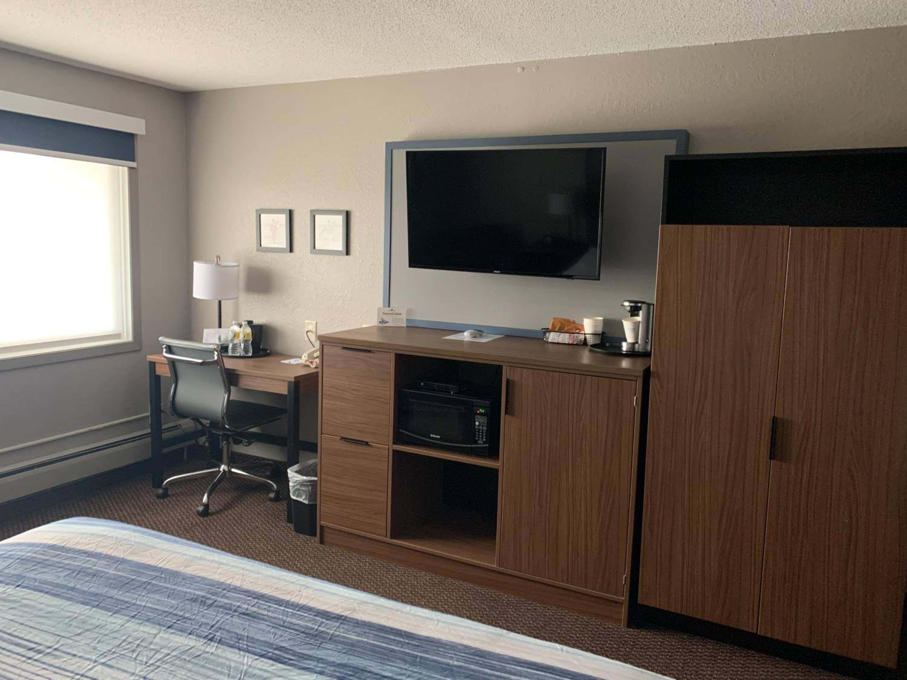 King Room - Non-Smoking - Photo 3