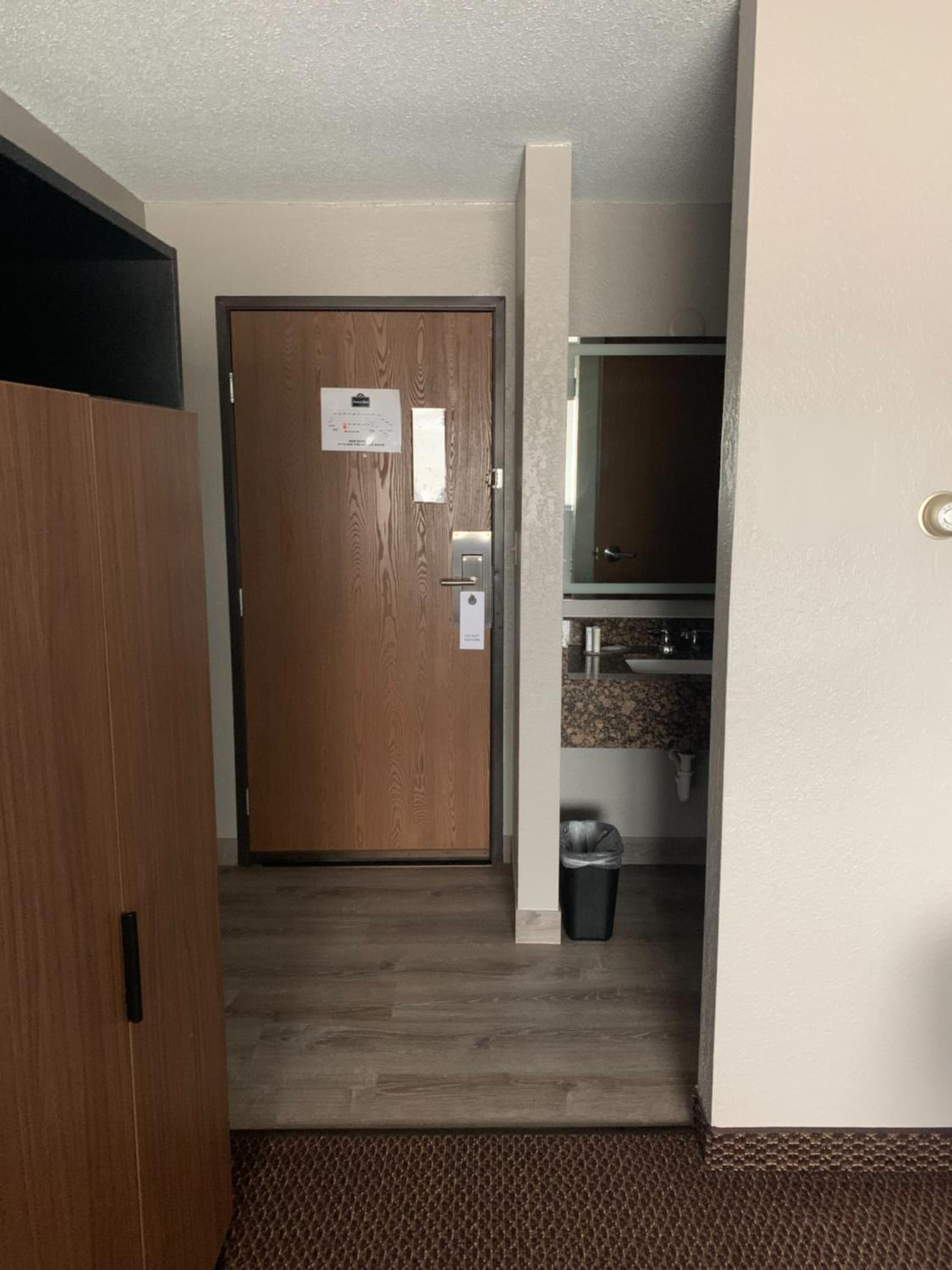 King Room - Non-Smoking - Photo 6