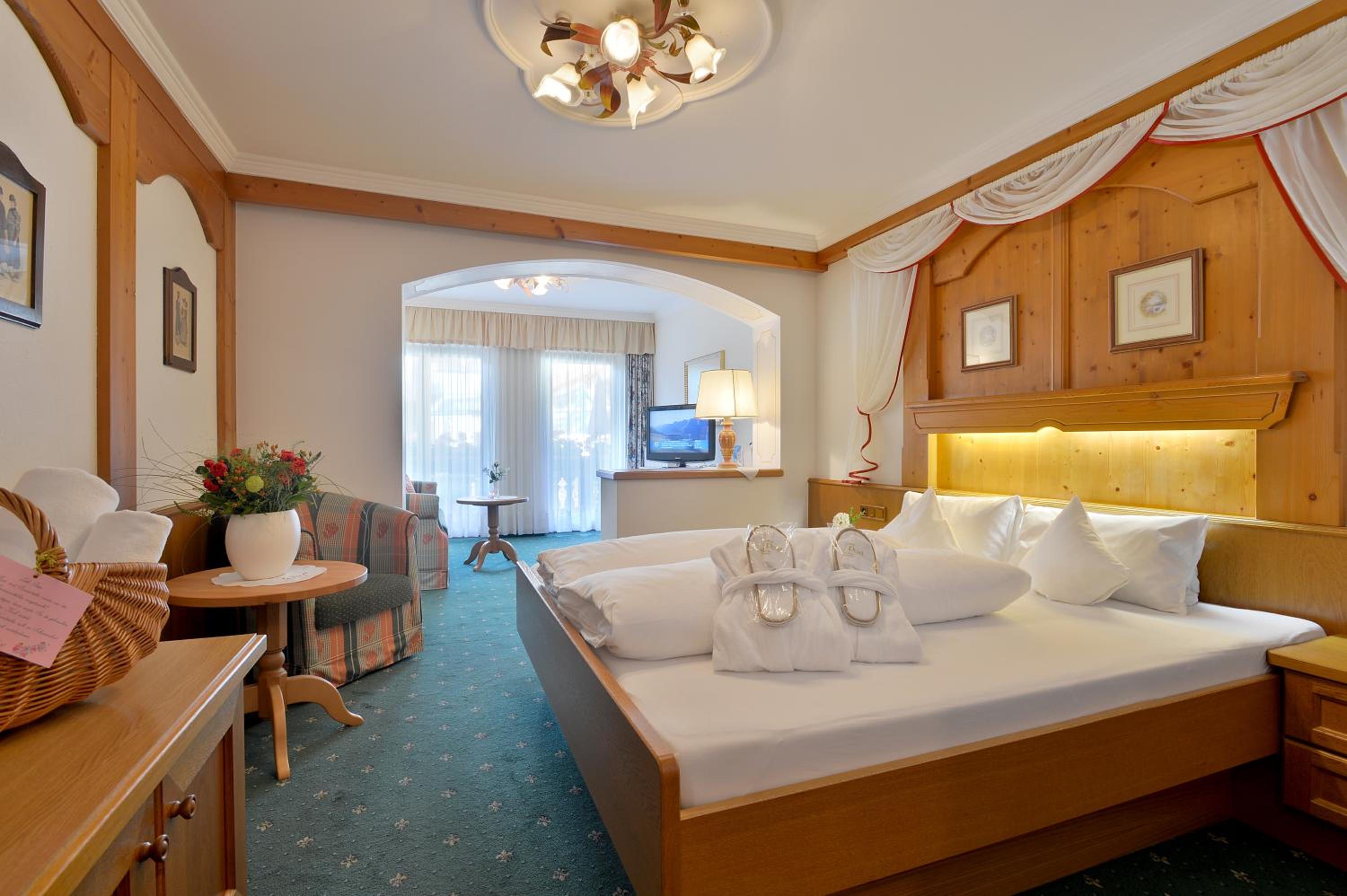 Junior Suite with Balcony - Photo 1